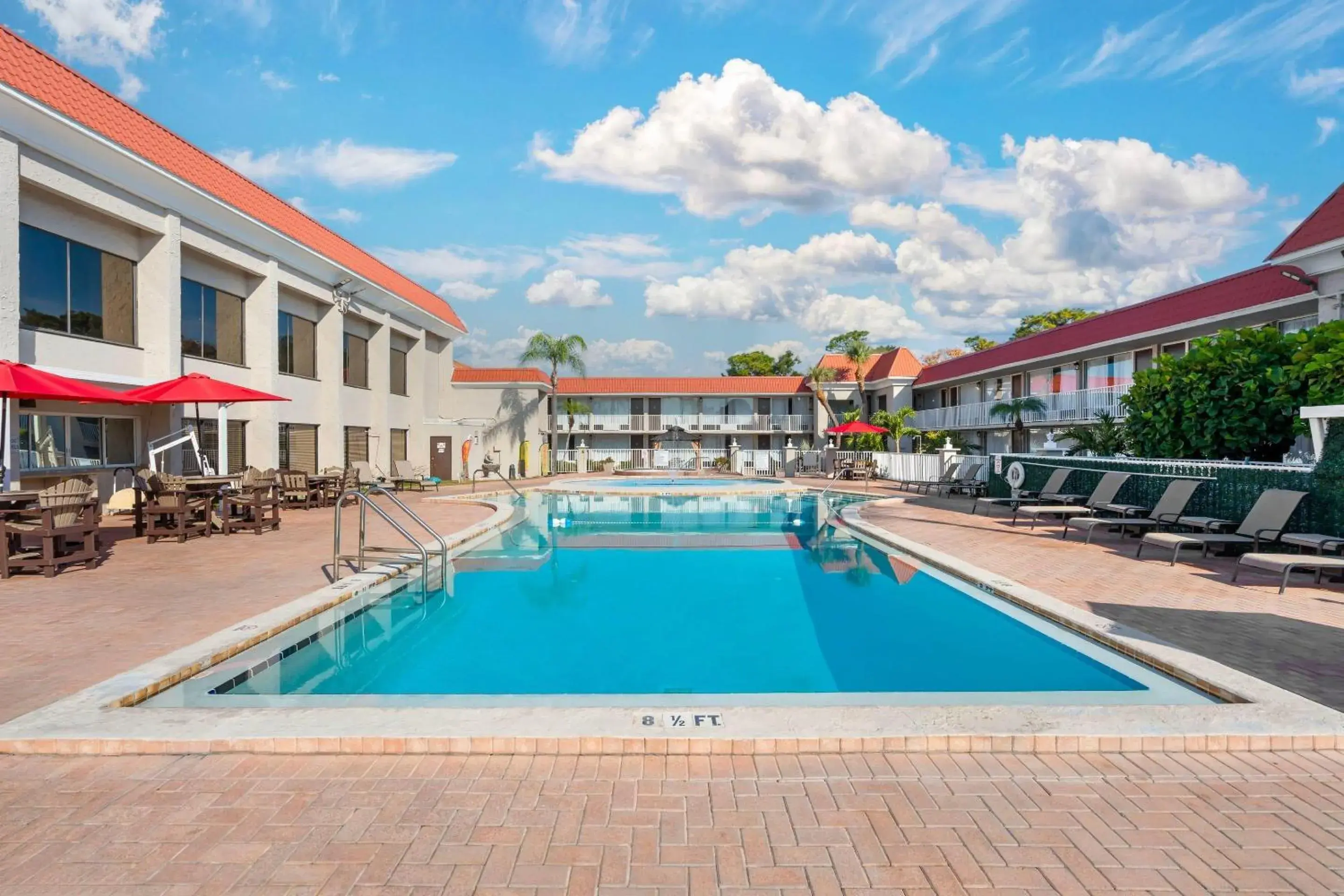 Swimming pool in Quality Inn & Suites Conference Center Swimming pool in Quality Inn & Suites Conference Center