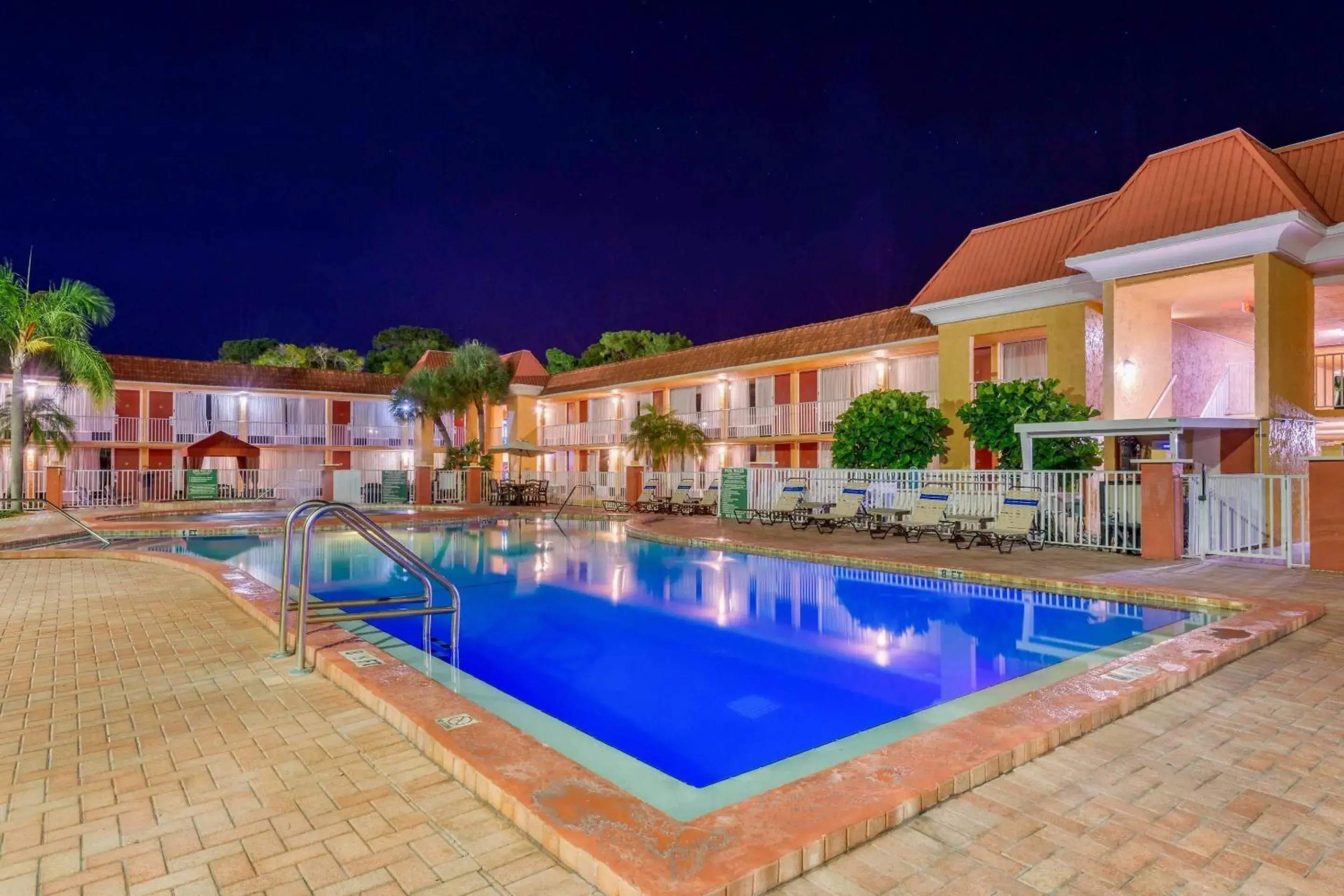 Swimming pool in Quality Inn & Suites Conference Center Swimming pool in Quality Inn & Suites Conference Center