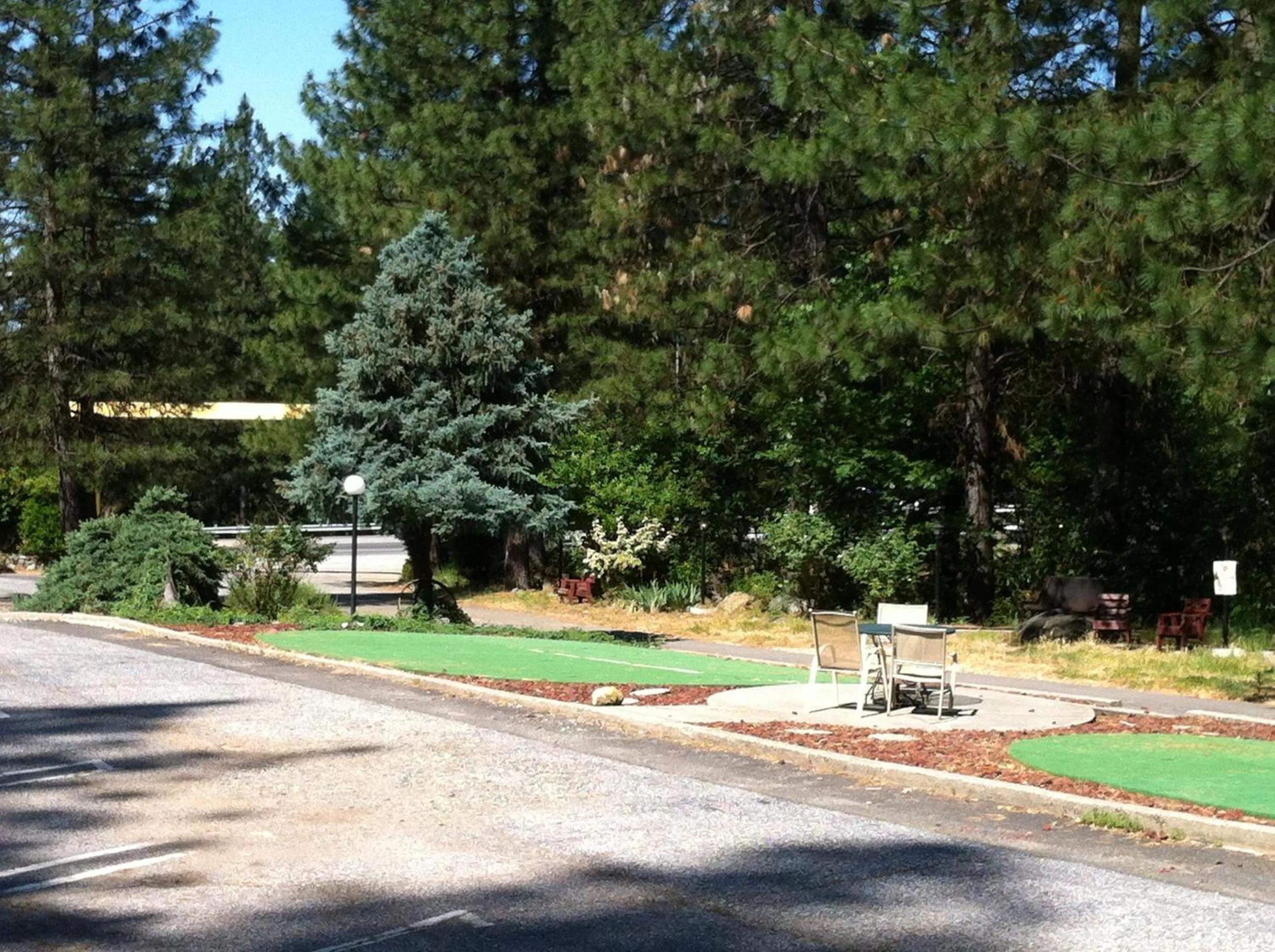 Day in Golden Chain Motel