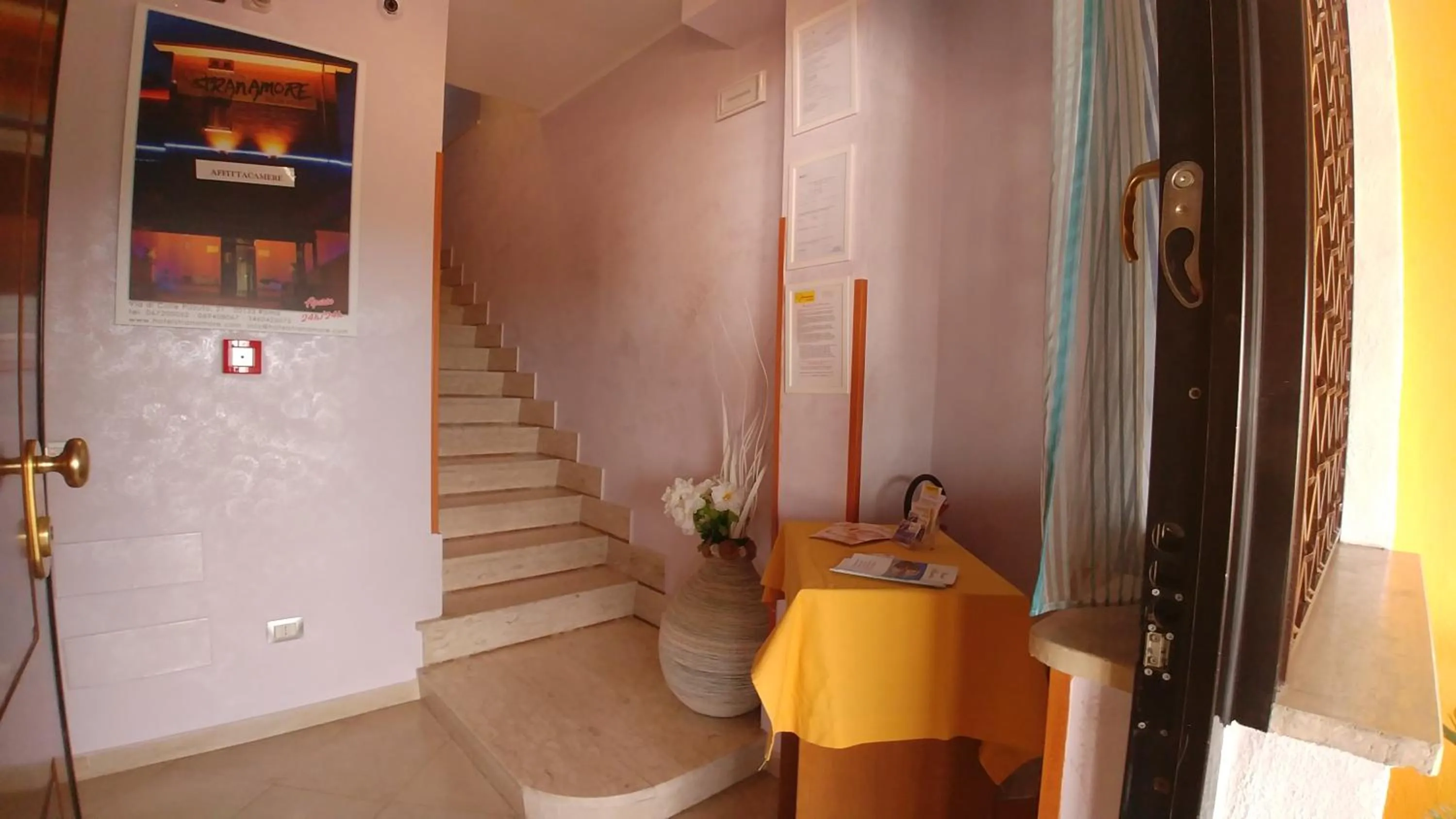 Facade/entrance in Affittacamere Stranamore