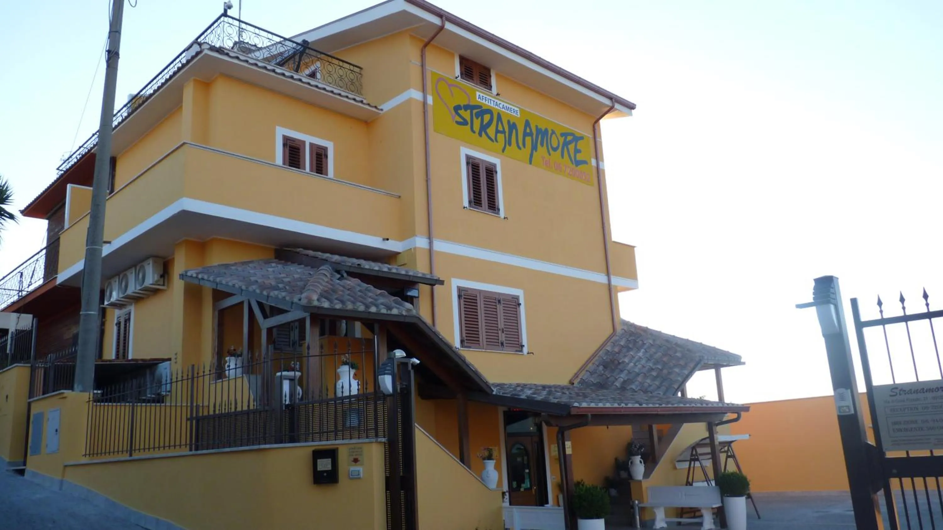 Property building in Affittacamere Stranamore