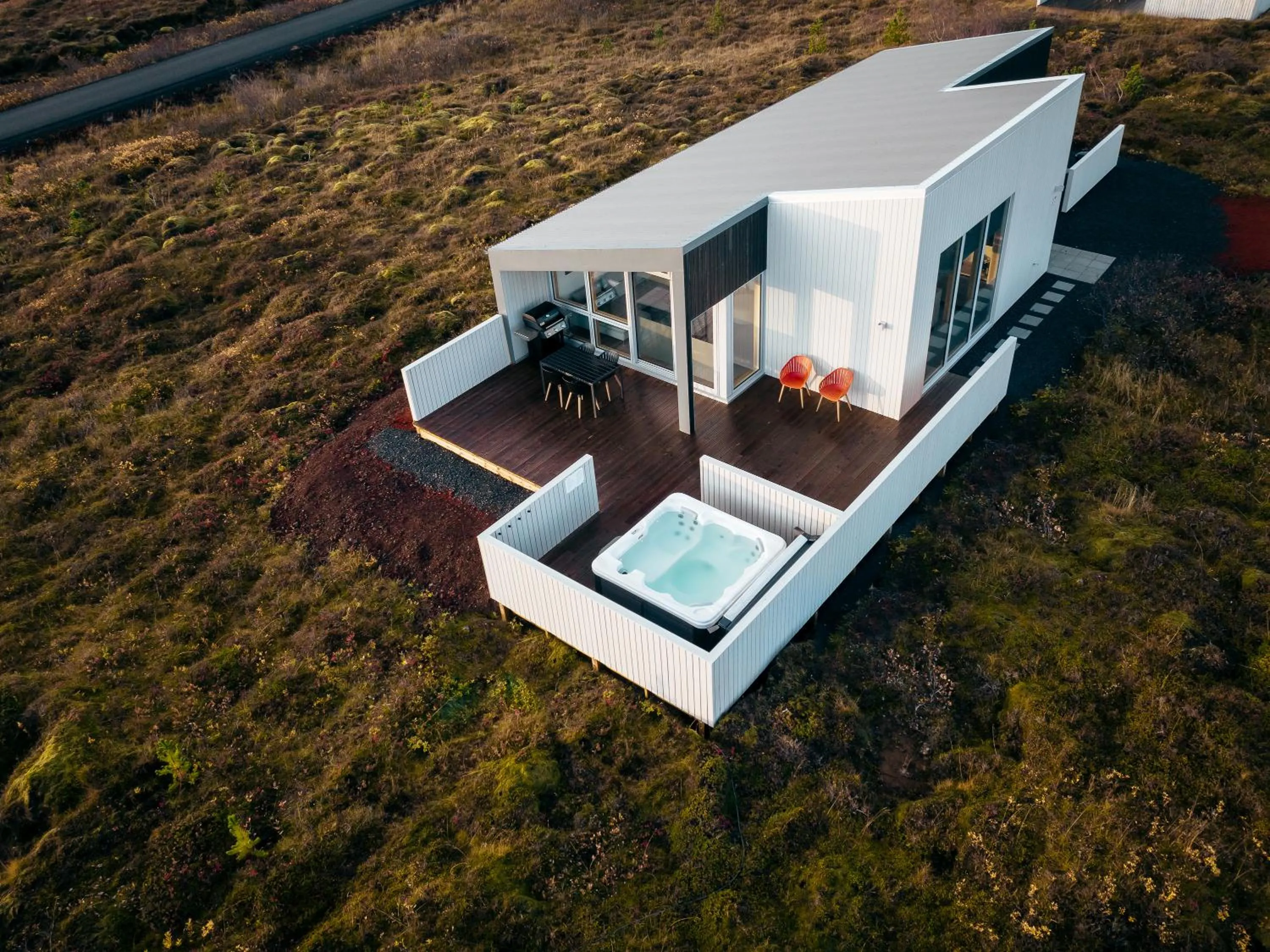 Property building in Kerbyggd: Luxury house and cottage in golden circle