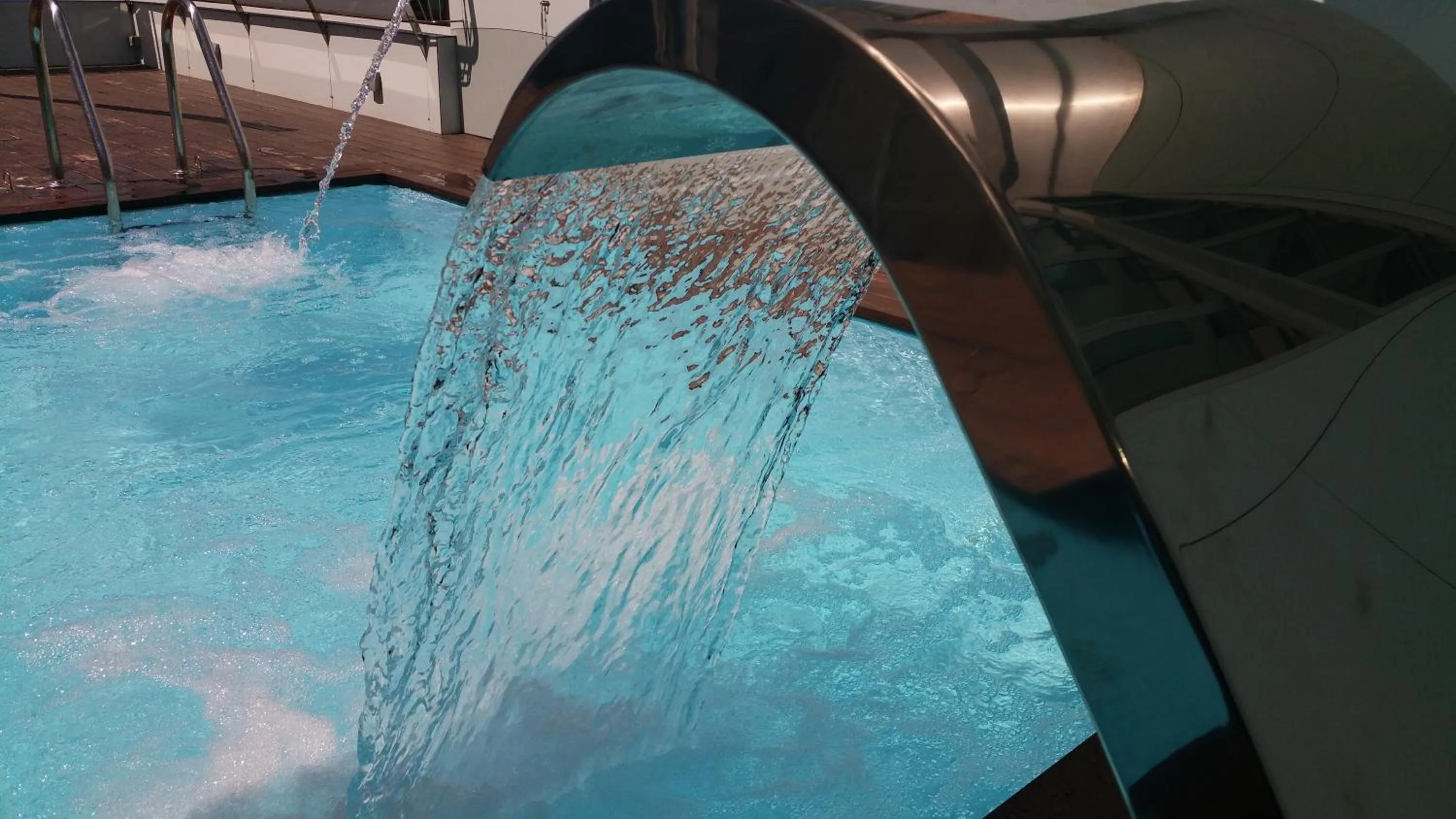 Swimming pool in Ako Suite Hotel