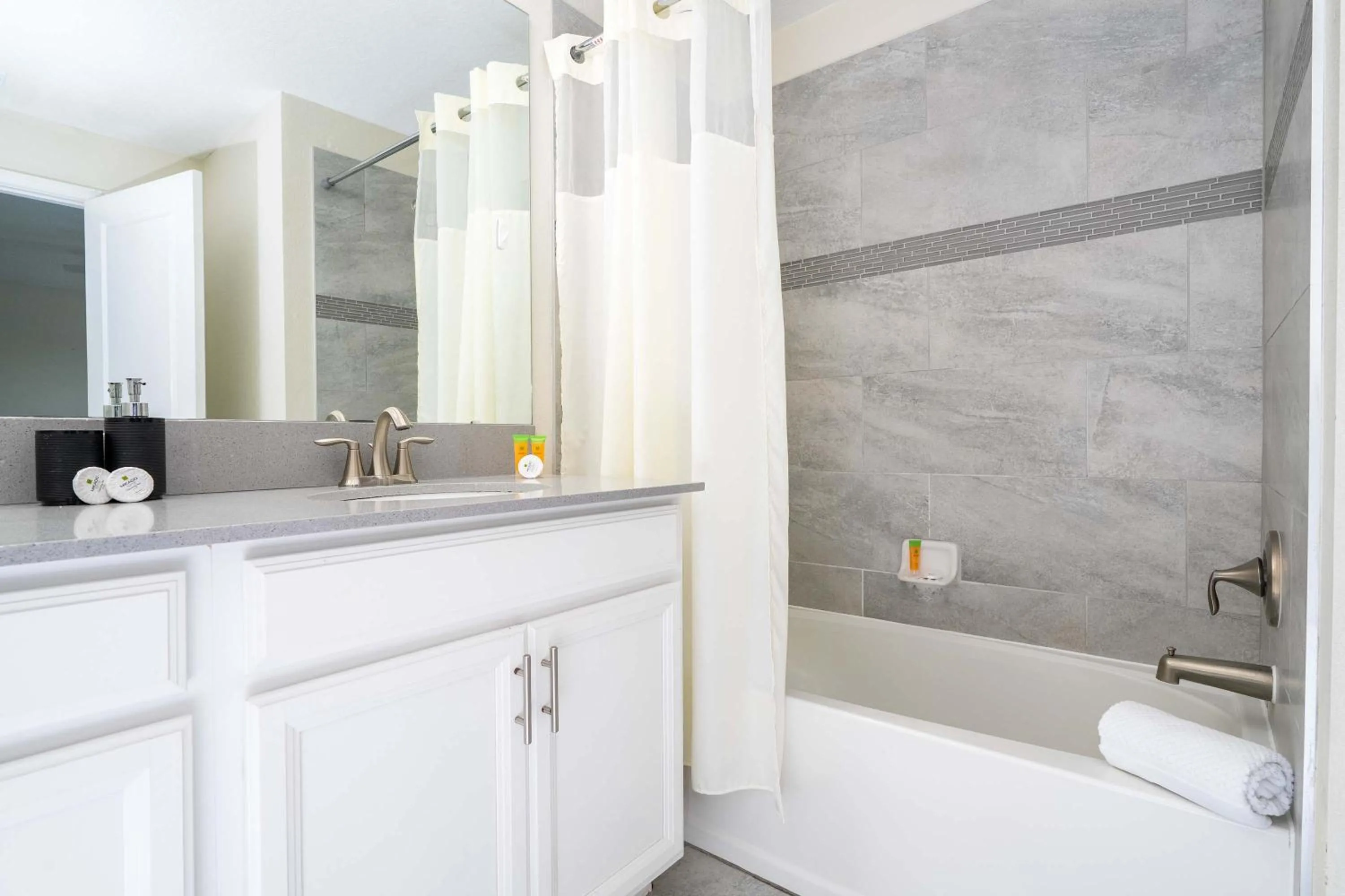 Family Friendly Four Bedrooms w/ Pool 4896