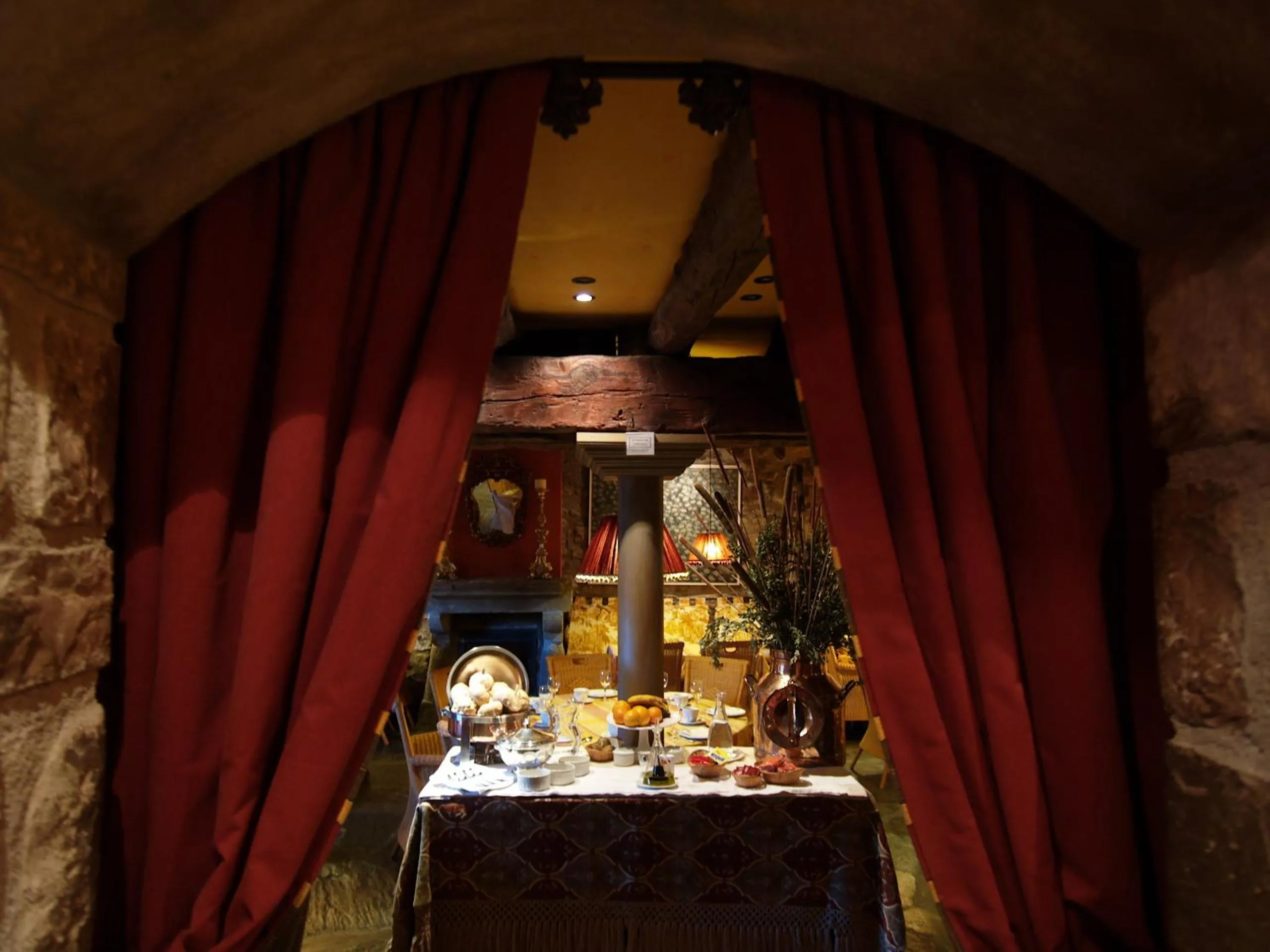 Restaurant/places to eat in Hotel Almud