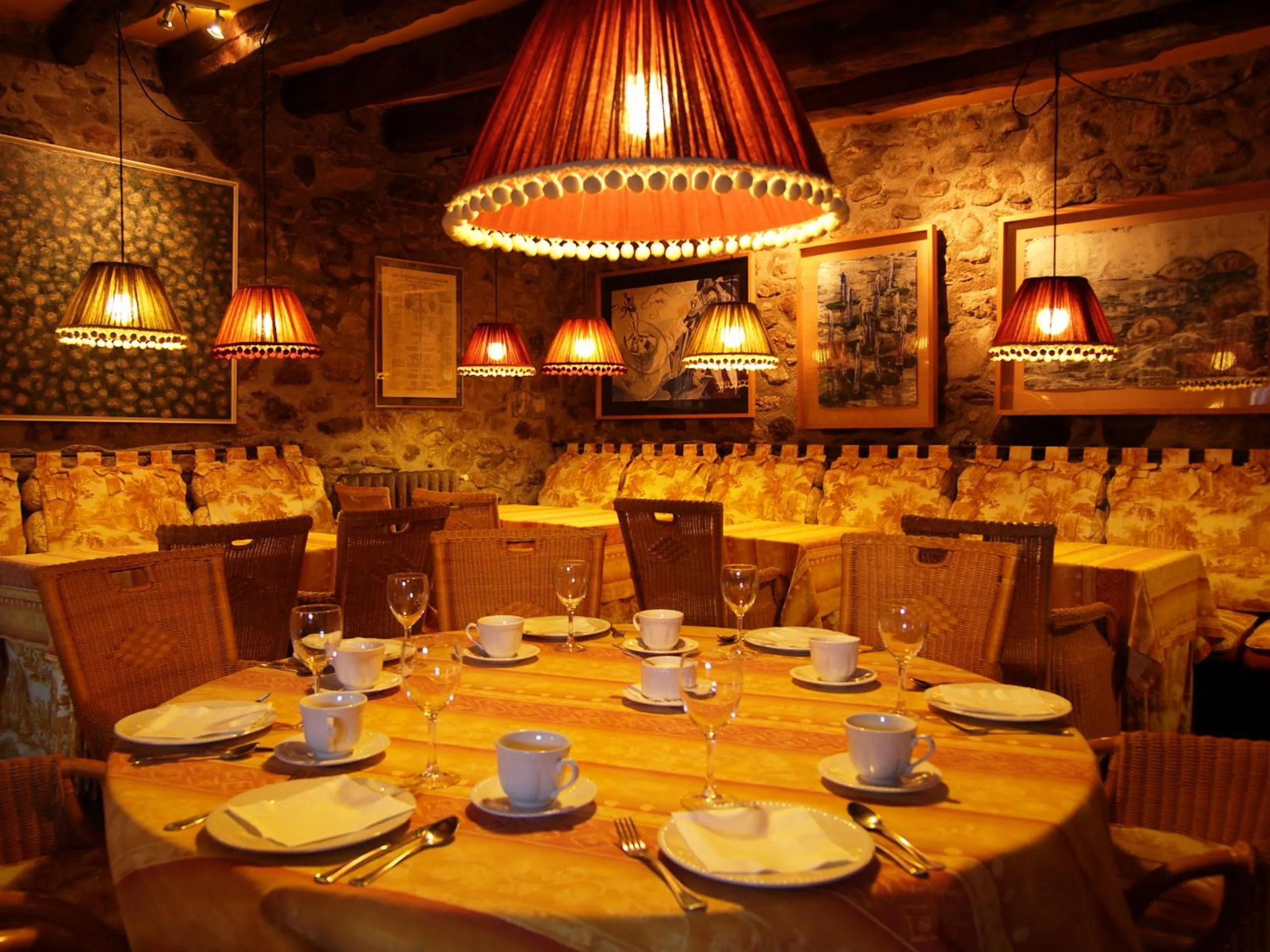 Restaurant/places to eat in Hotel Almud