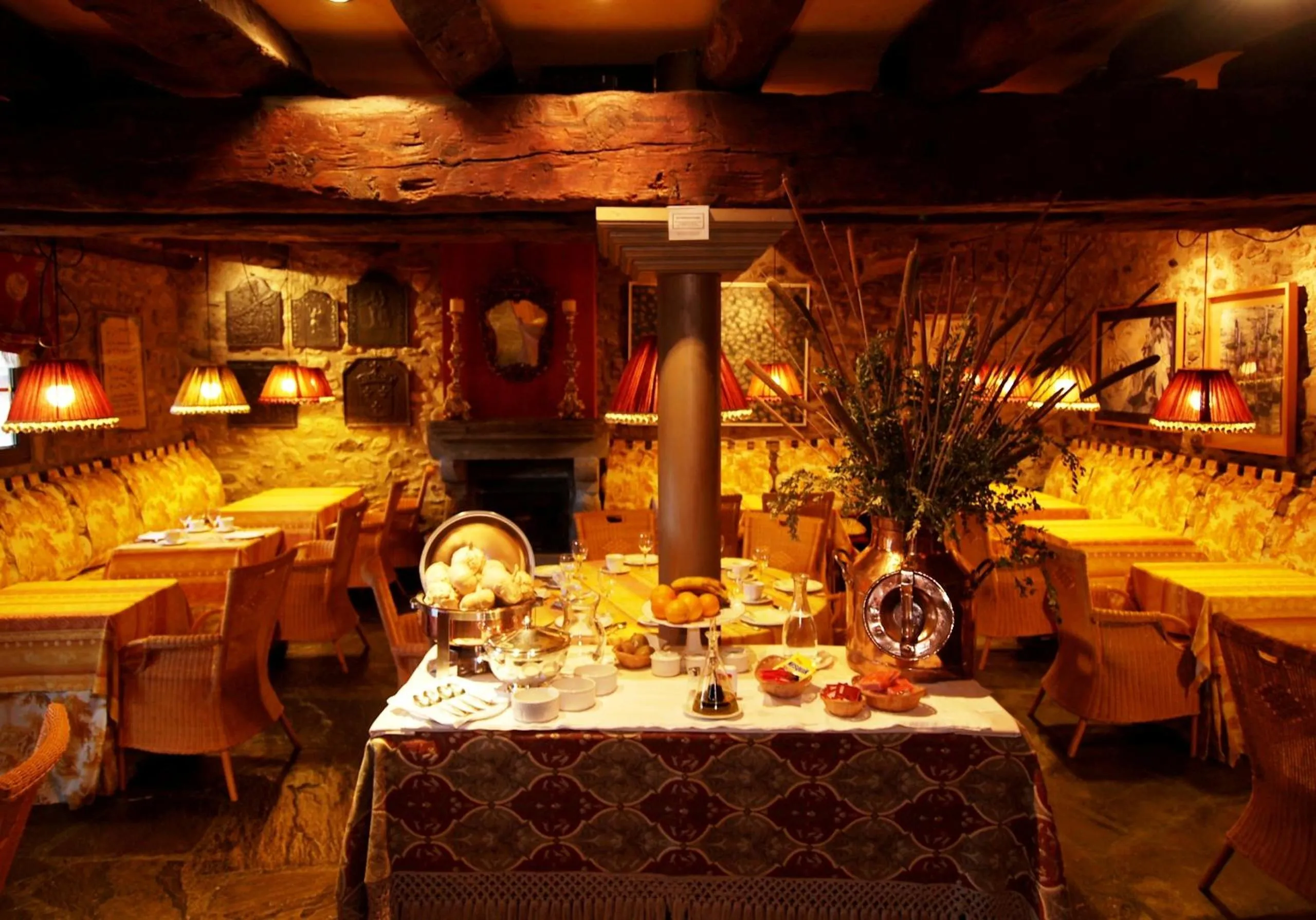 Restaurant/places to eat in Hotel Almud