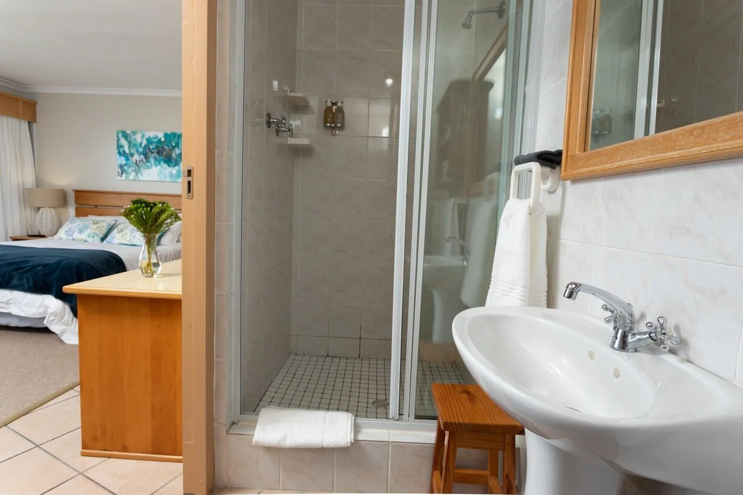 Shower, Bed in Aire del Mar Guest House