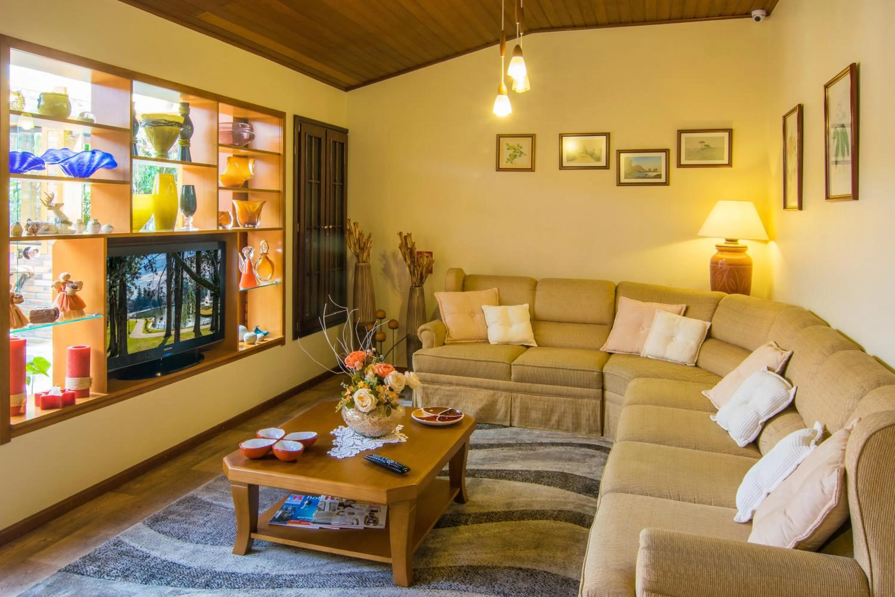 Communal lounge/ TV room in Hotel Azaleia