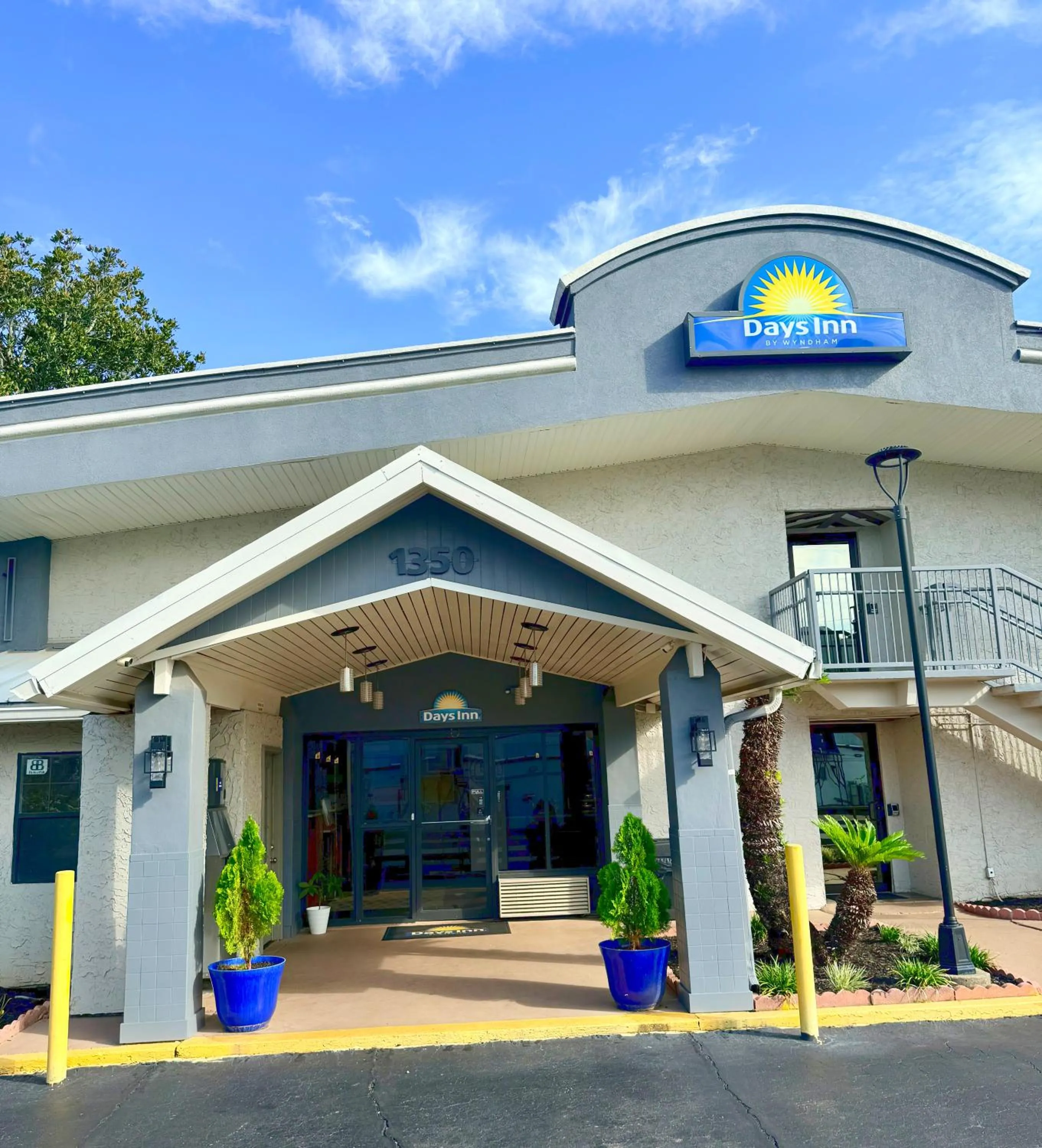 Facade/entrance in Days Inn by Wyndham Tallahassee University Center