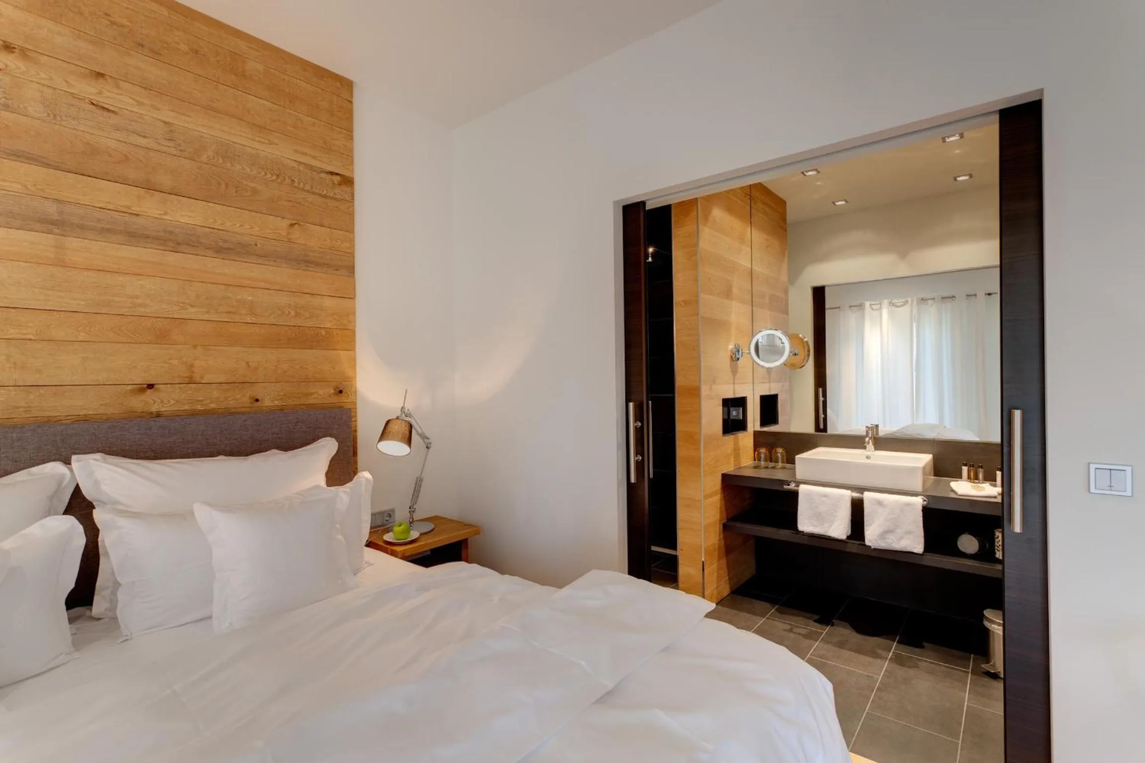 Bathroom, Bed in Hotel Strandhaus - Boutique Resort & Spa