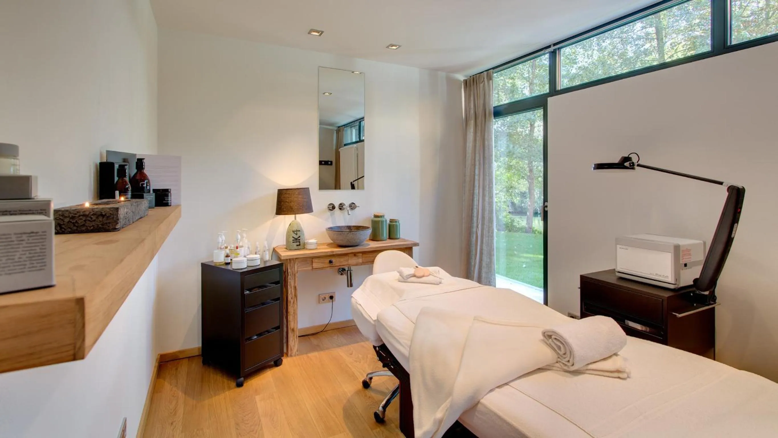 Massage, Bed in Hotel Strandhaus - Boutique Resort & Spa
