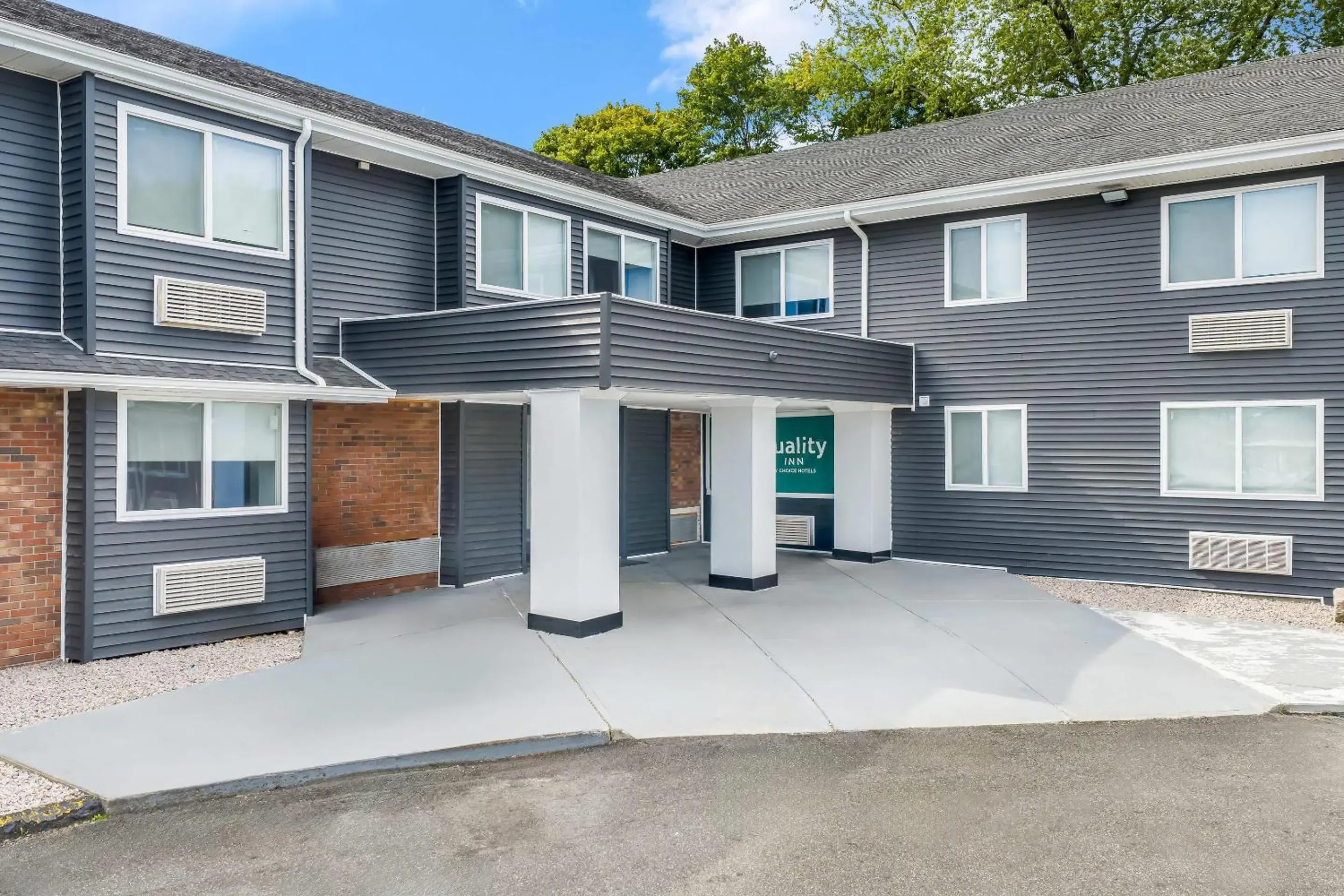 Property building in Quality Inn Property building in Quality Inn