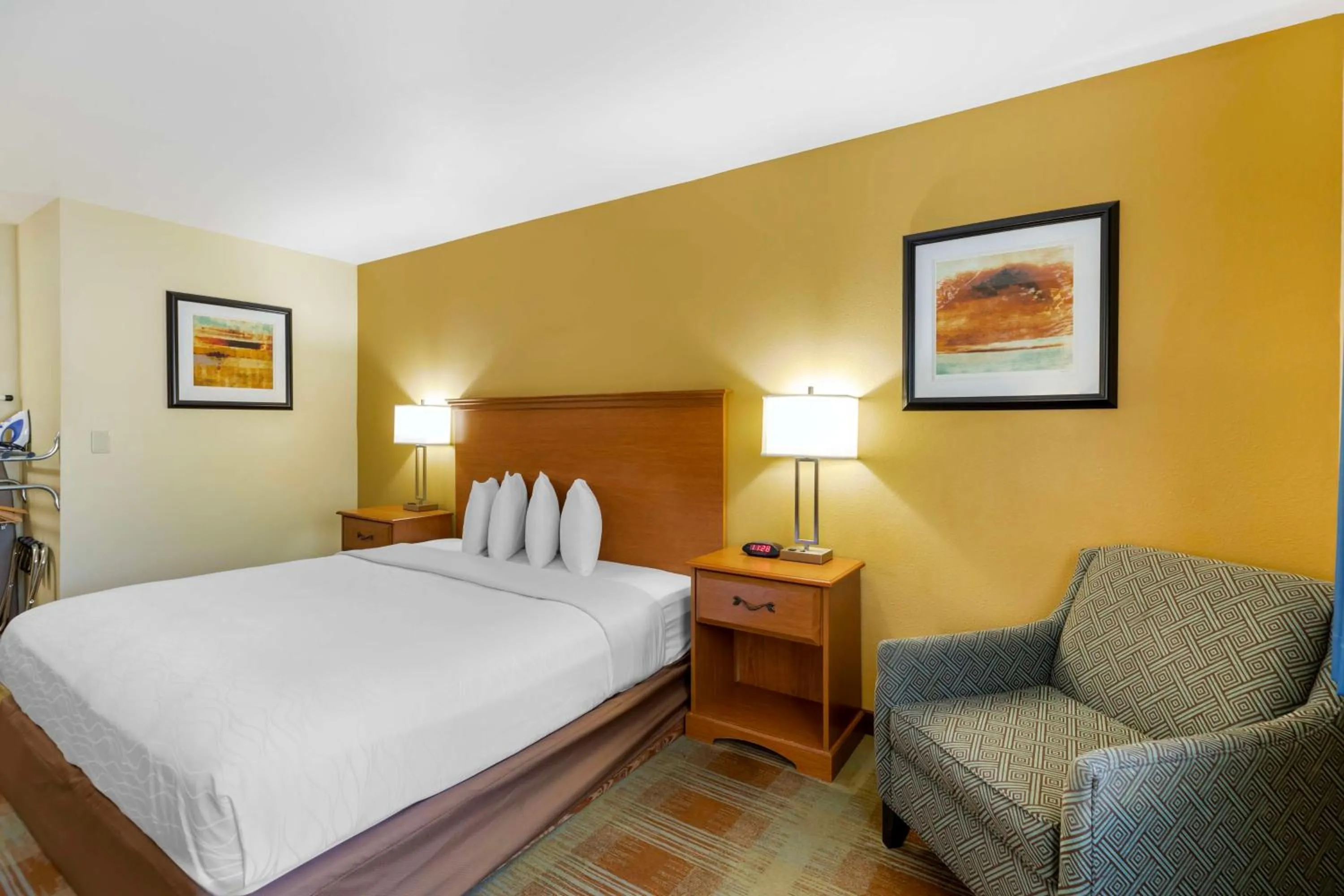 Bedroom, Bed in Best Western Kiva Inn