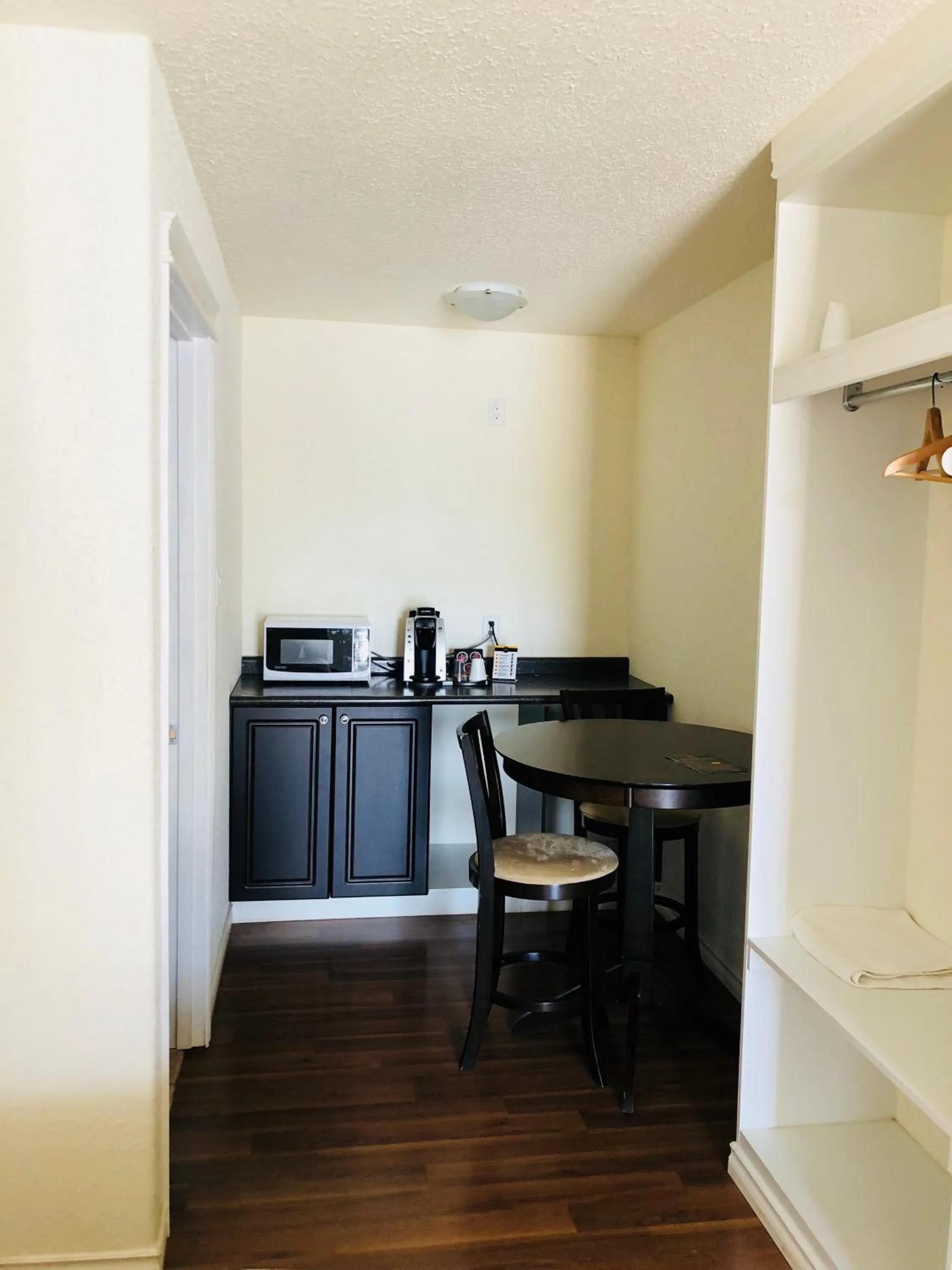 Coffee/tea facilities in Langham Motel