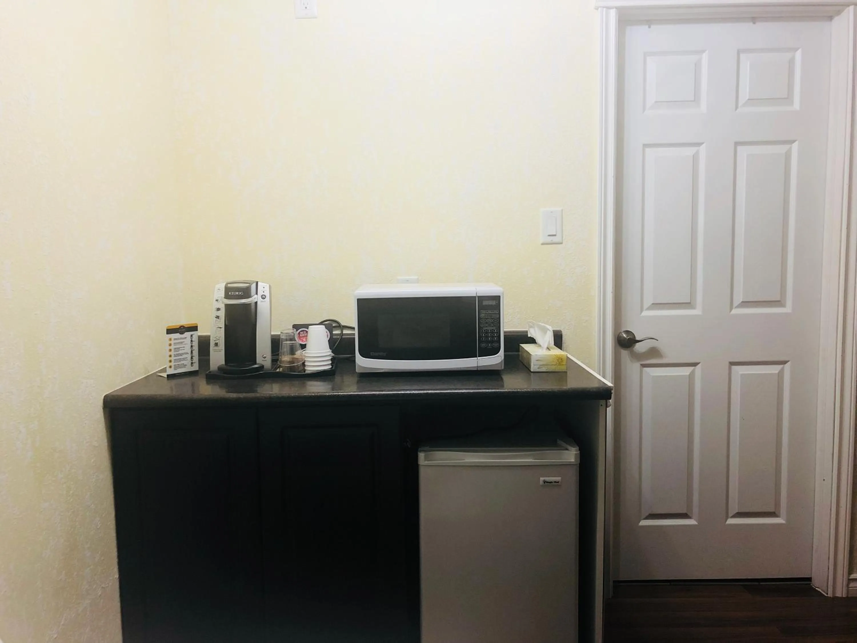 Coffee/tea facilities in Langham Motel