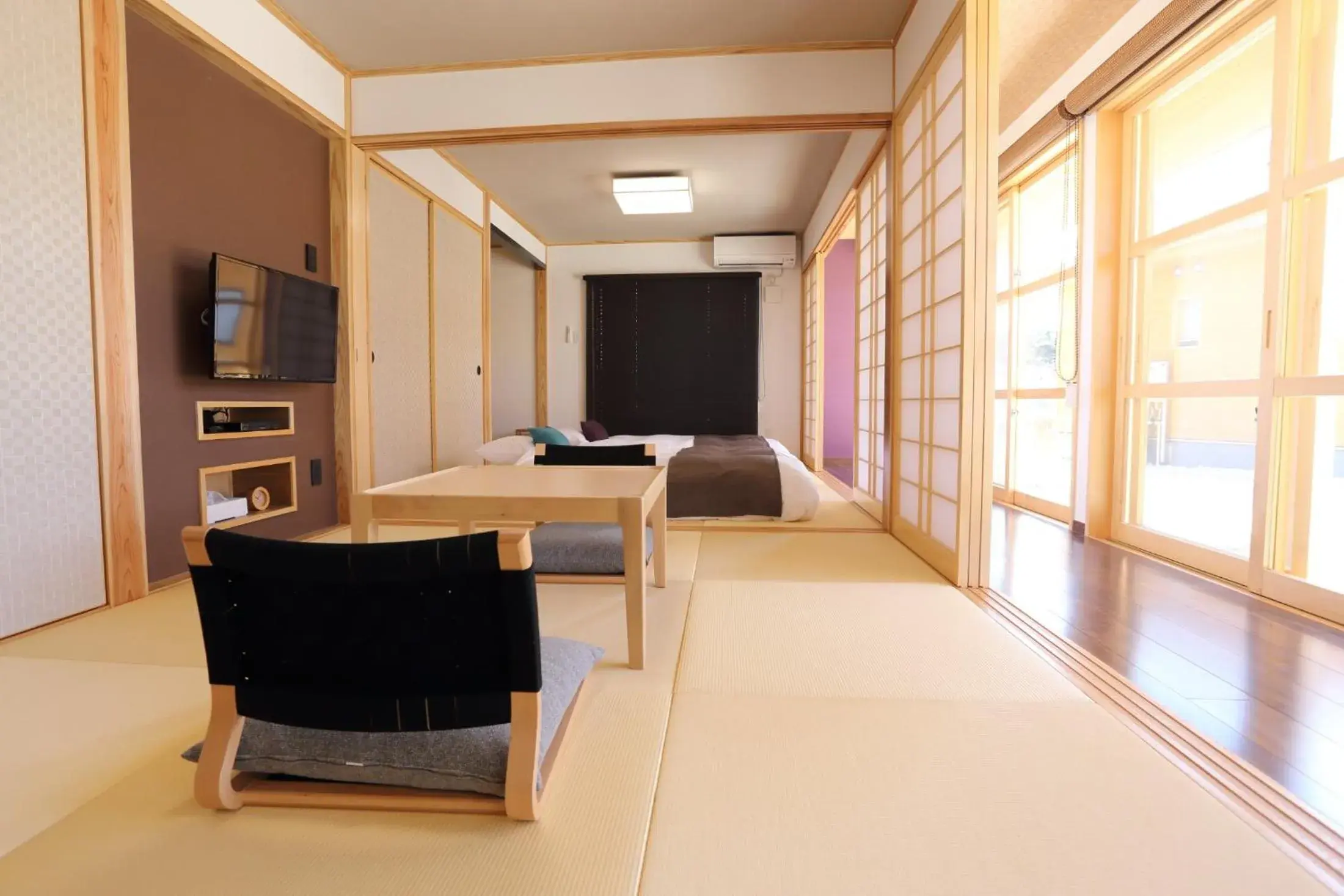 Living room, Bed in Tabinoteitaku Okinawa Nakijin HOMANN CONCEPT Living room, Bed in Tabinoteitaku Okinawa Nakijin HOMANN CONCEPT