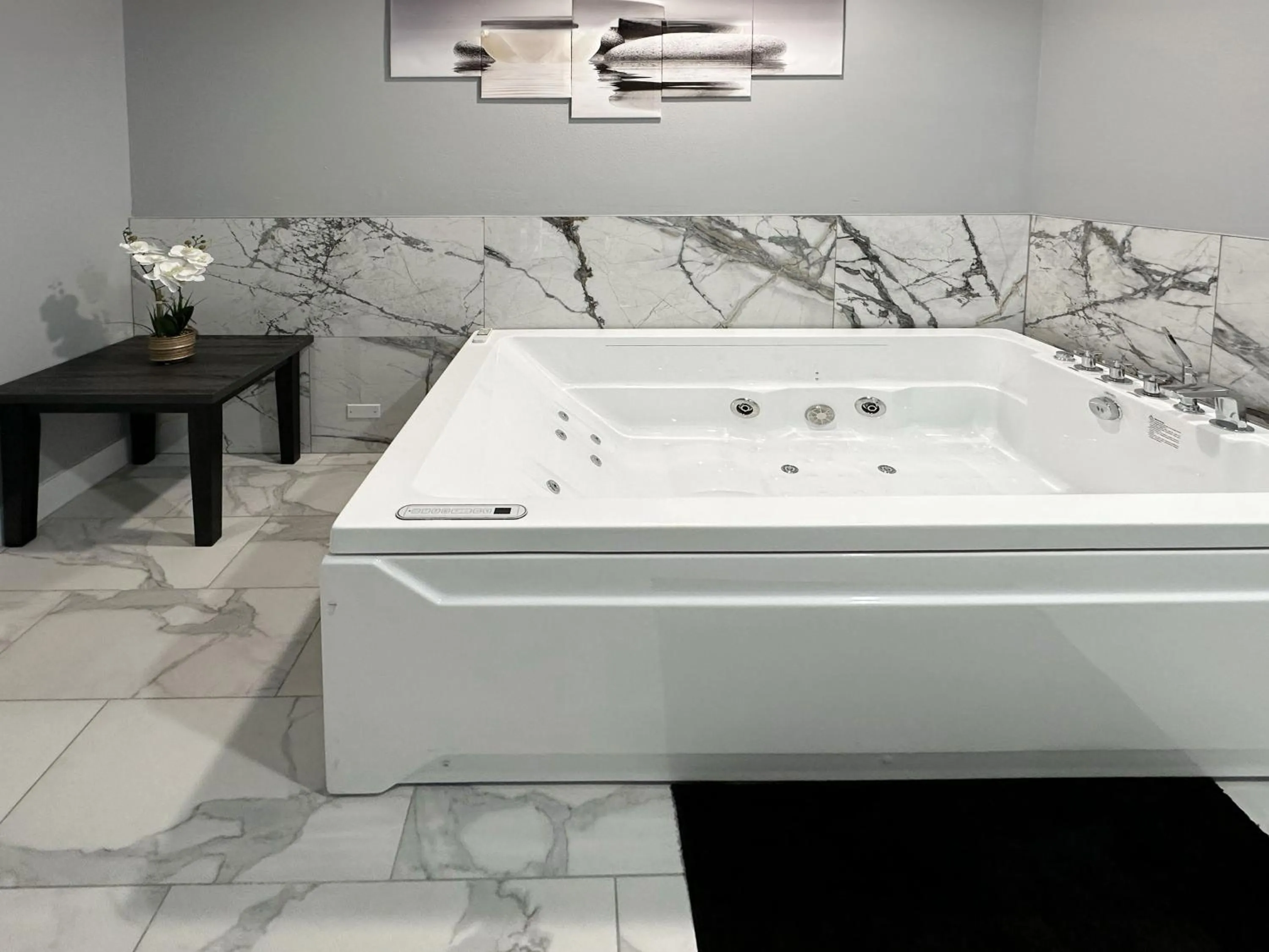 Hot Tub in BayVue Hotel, Resort & Suites