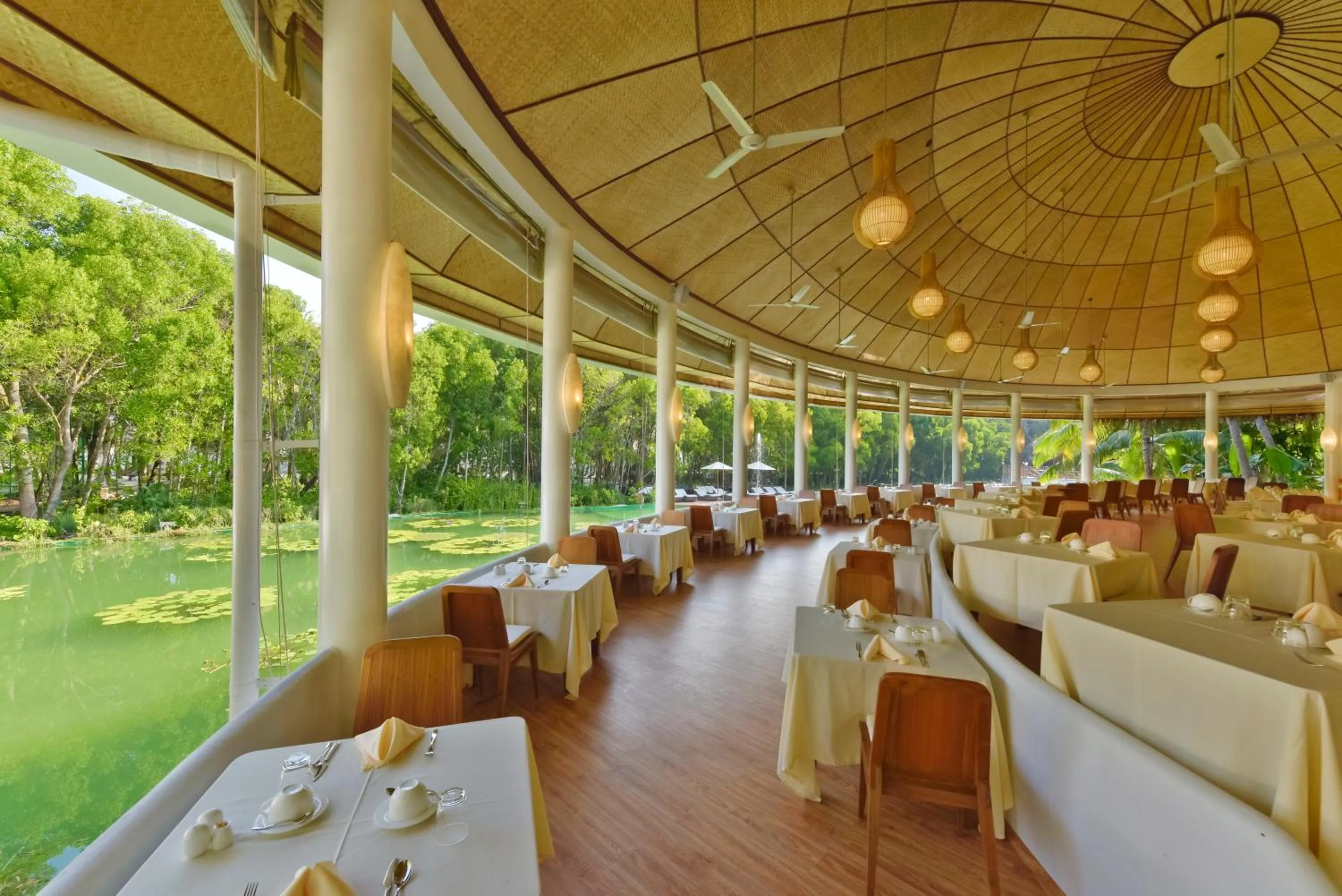 Restaurant/places to eat in Dreamland Maldives Resort
