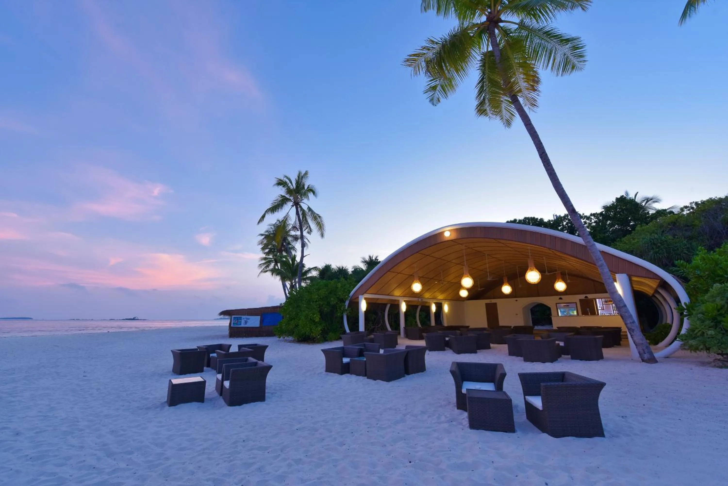 Lounge or bar in Dreamland Maldives Resort