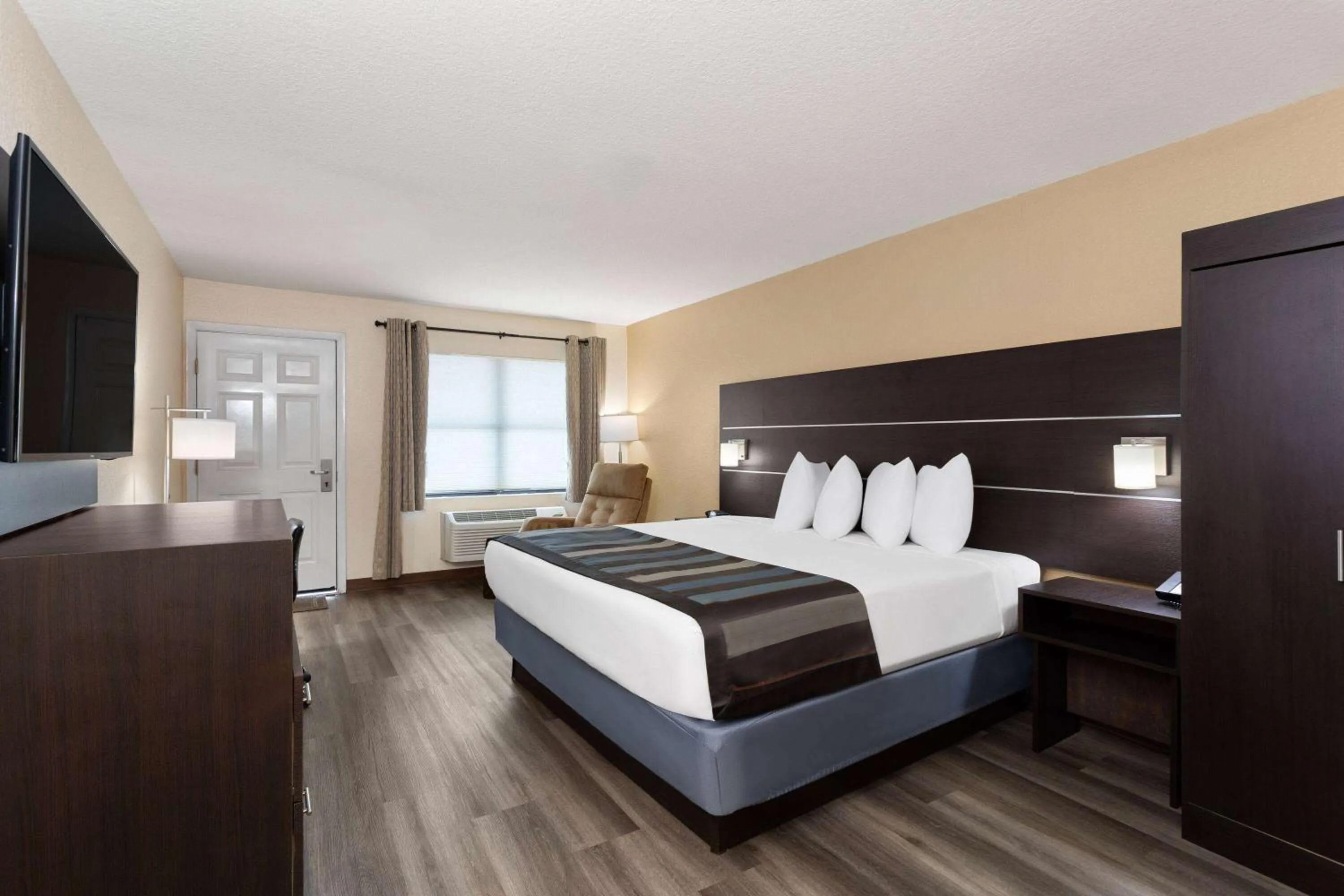 Photo of the whole room, Bed in Baymont by Wyndham Punta Gorda/Port Charlotte