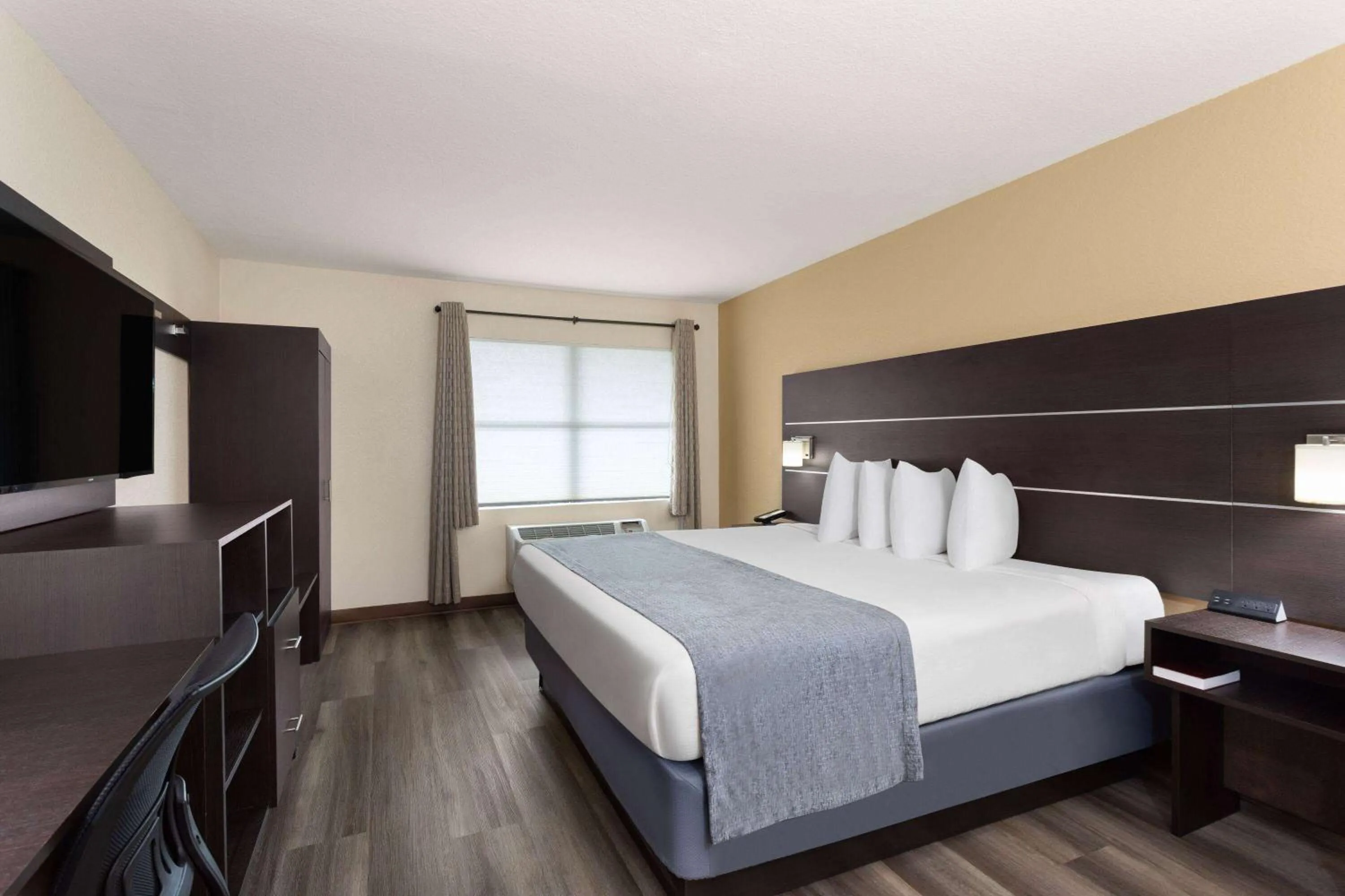 Photo of the whole room, Bed in Baymont by Wyndham Punta Gorda/Port Charlotte