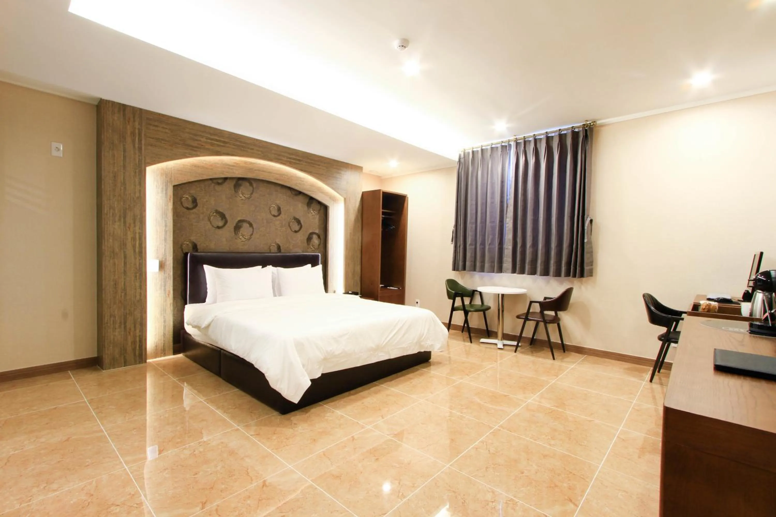 Living room, Bed in The King Hotel