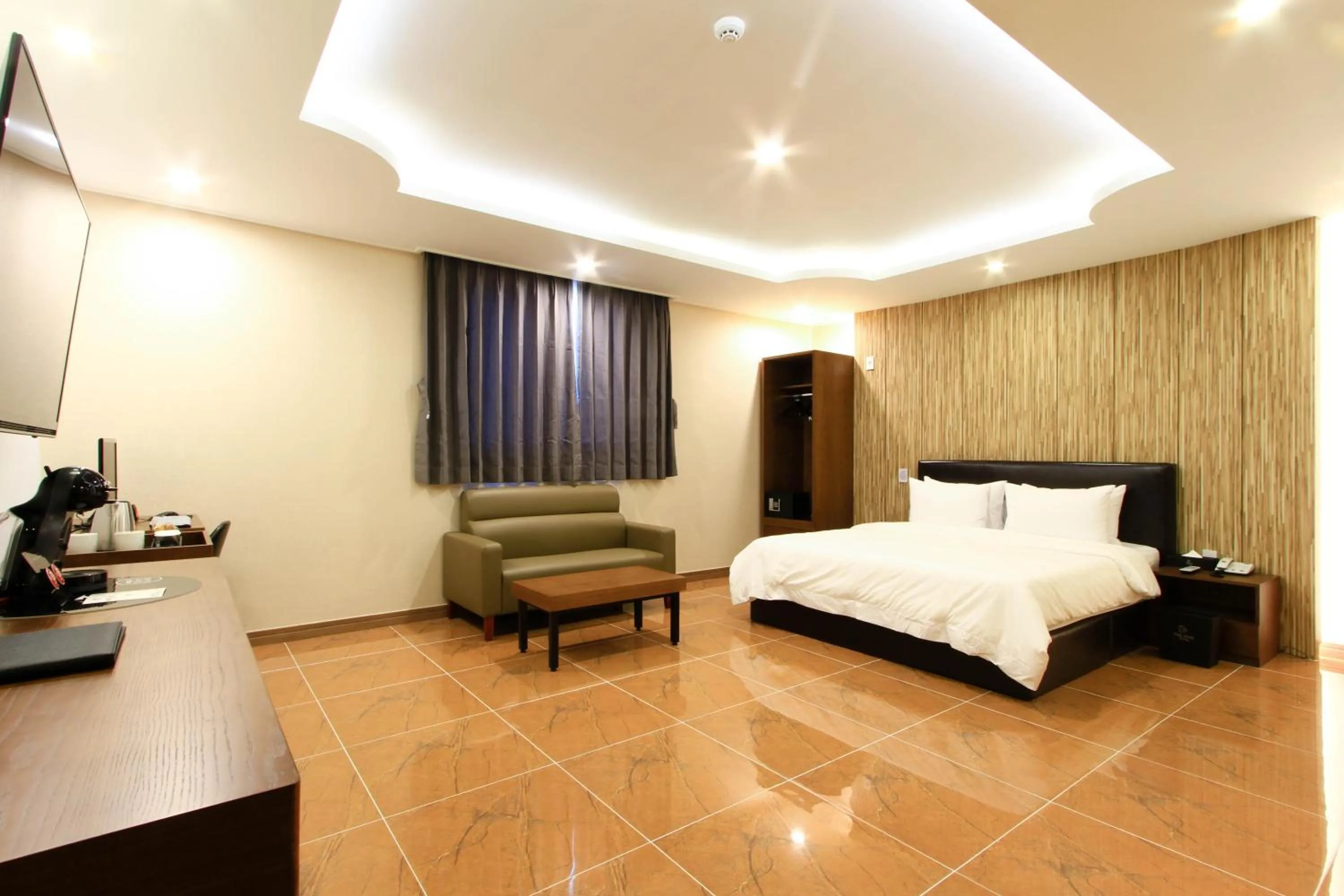 Photo of the whole room, Bed in The King Hotel