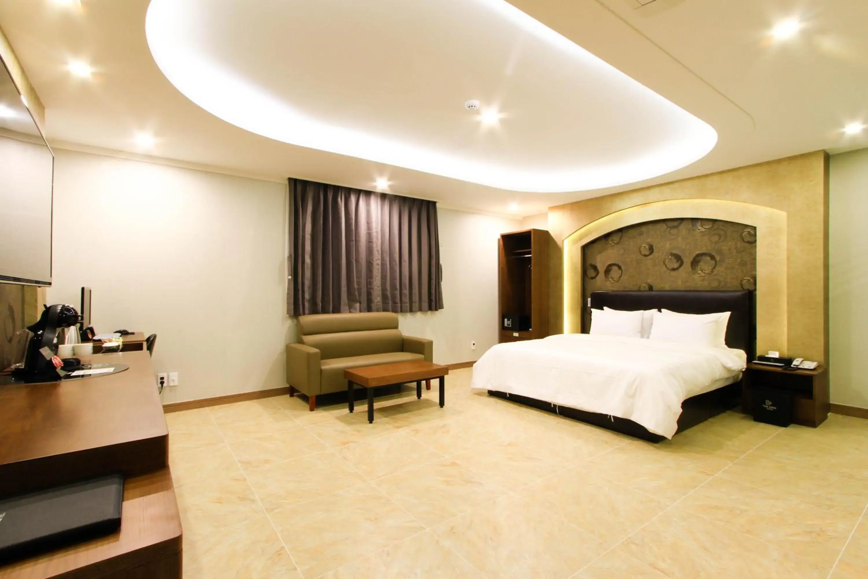 Bed in The King Hotel Bed in The King Hotel