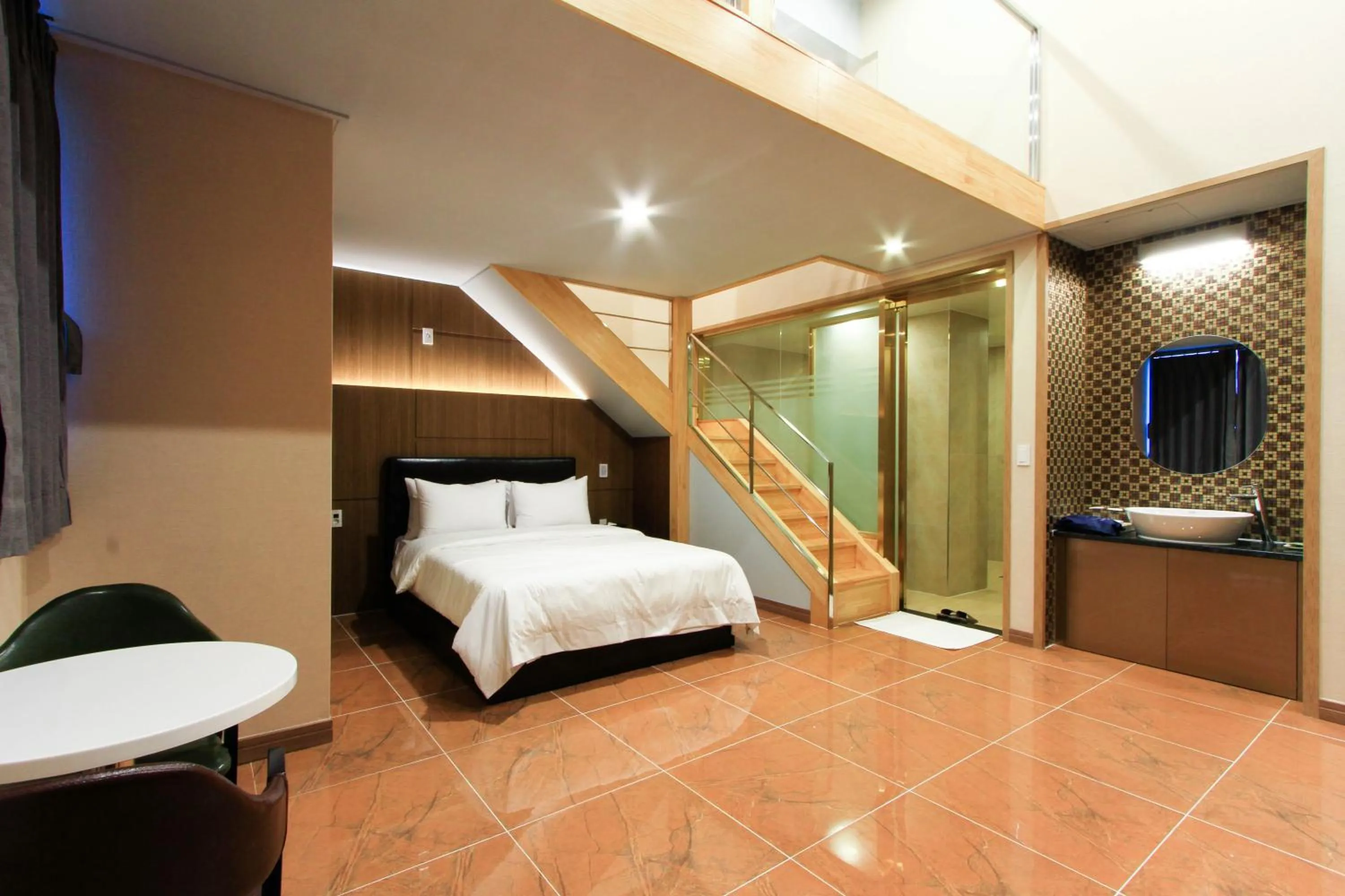 Photo of the whole room, Bed in The King Hotel