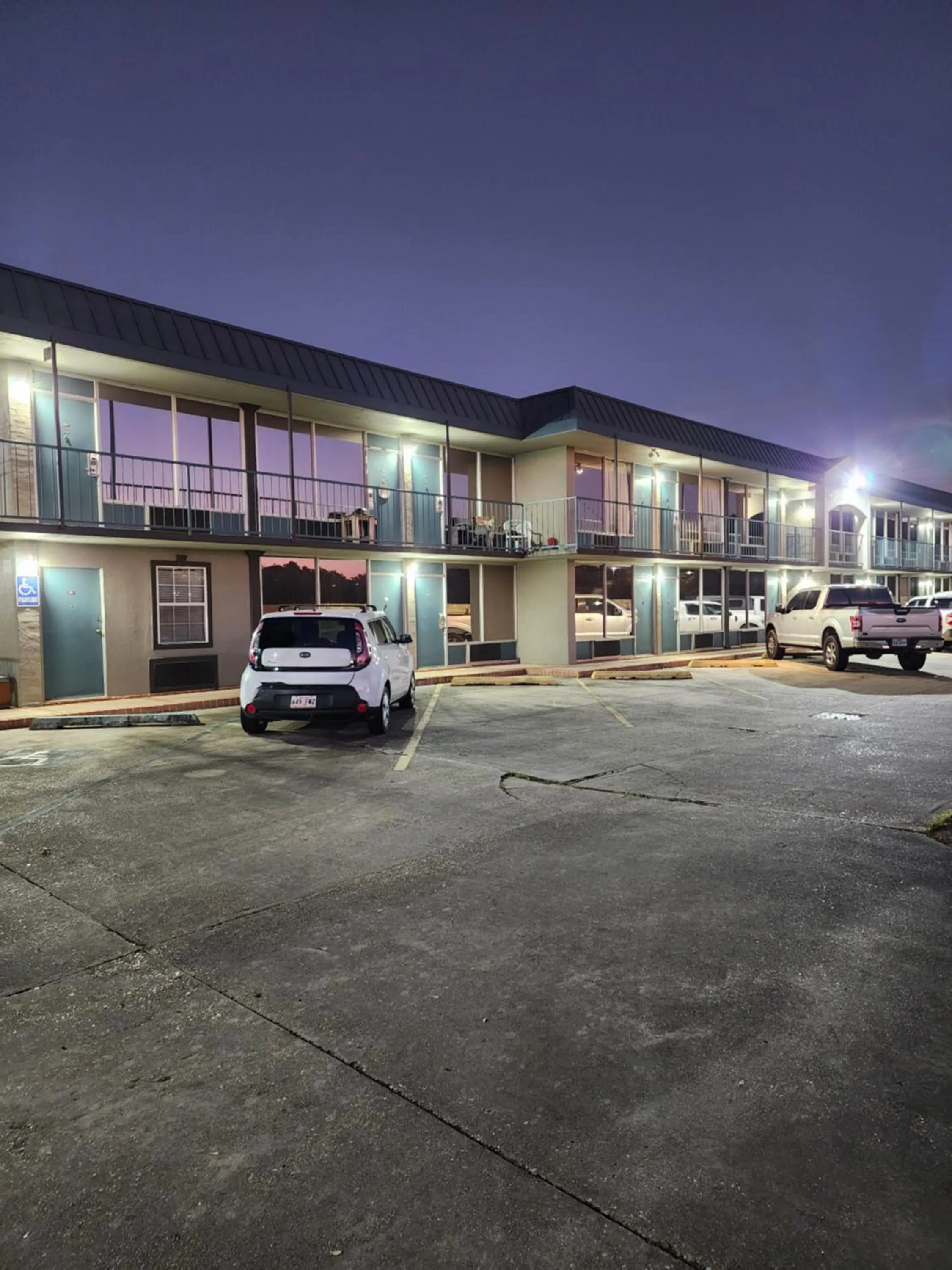 Property building in Discovery Inn Lafayette