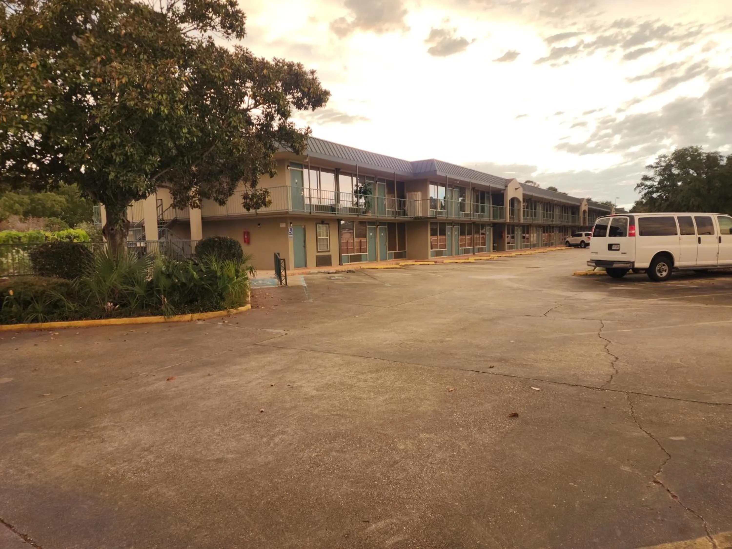 Property building in Discovery Inn Lafayette