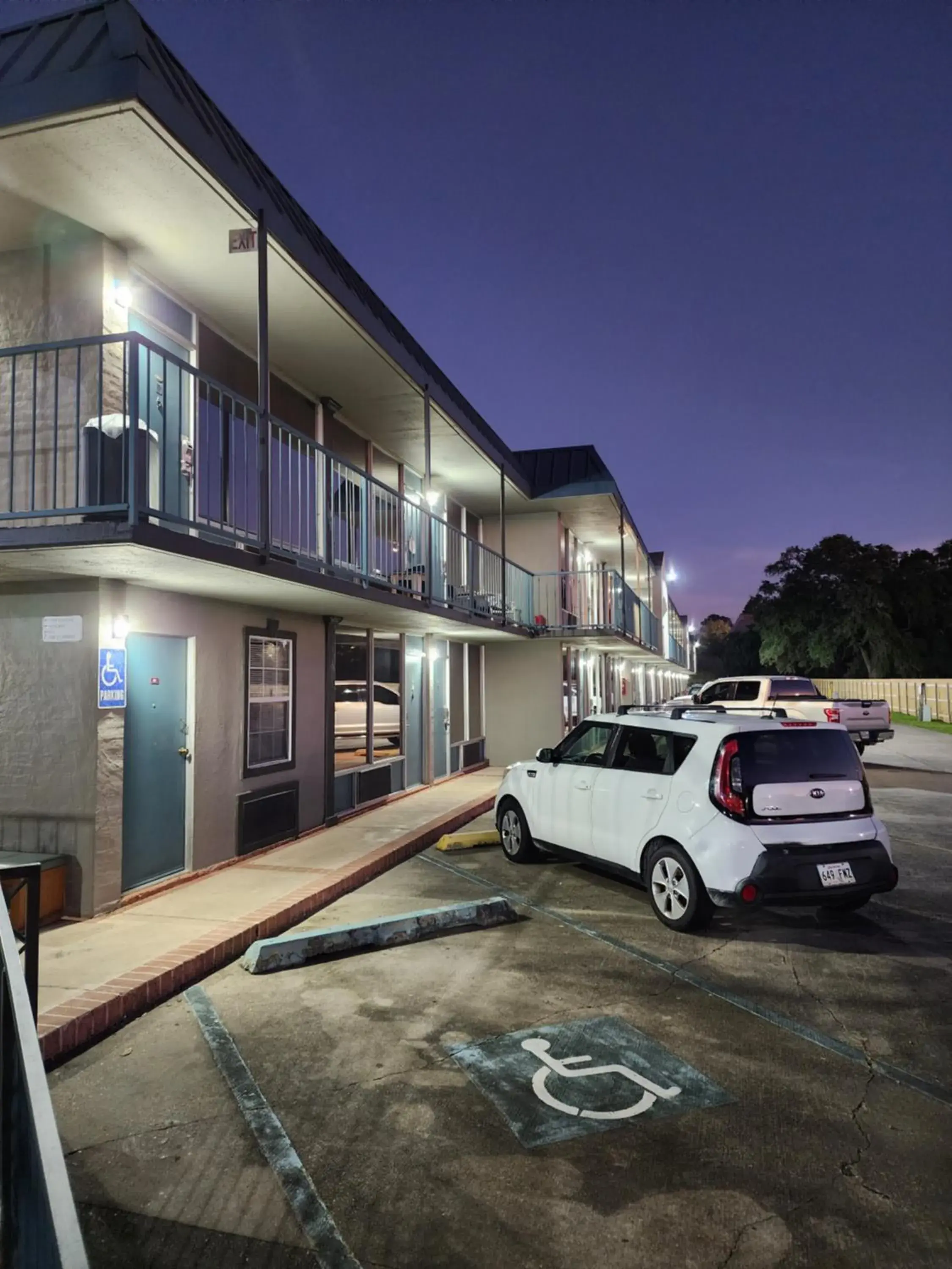 Property building in Discovery Inn Lafayette Property building in Discovery Inn Lafayette