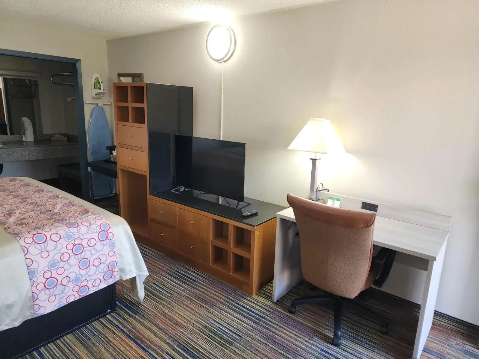 TV and multimedia, Bed in Discovery Inn Lafayette TV and multimedia, Bed in Discovery Inn Lafayette