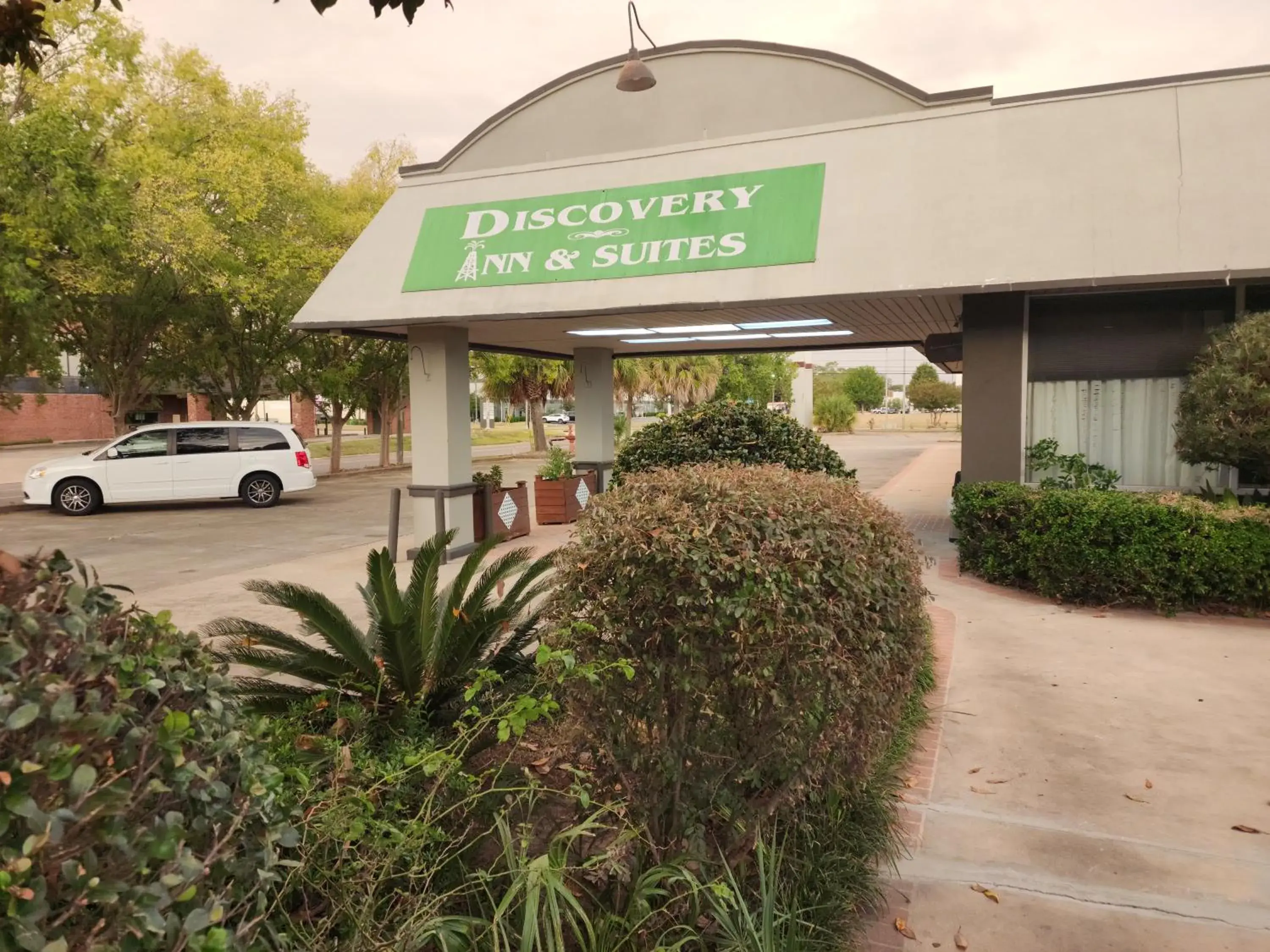 Property building in Discovery Inn Lafayette Property building in Discovery Inn Lafayette