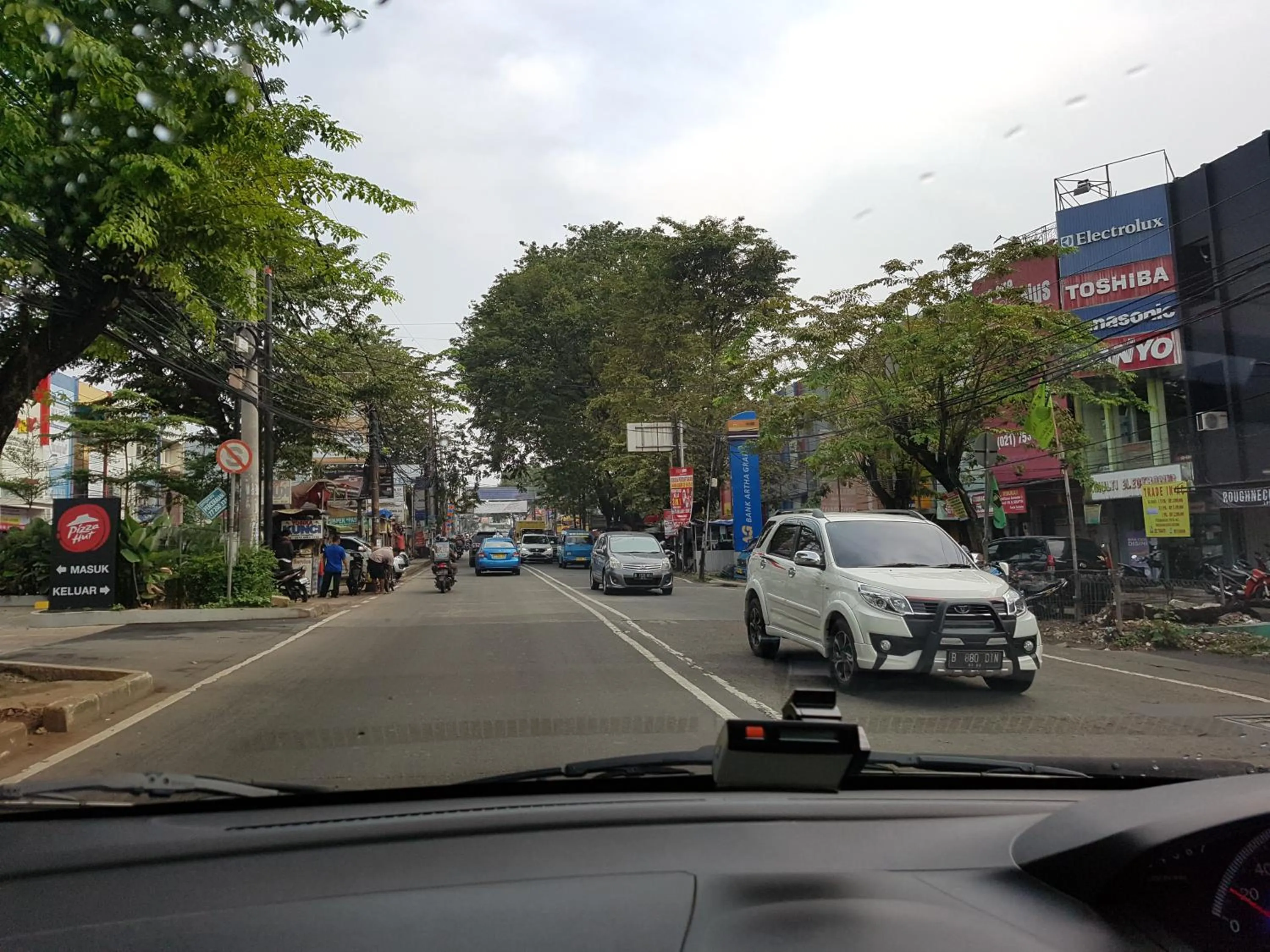 Restaurant/places to eat in Cinere Inn & Residence