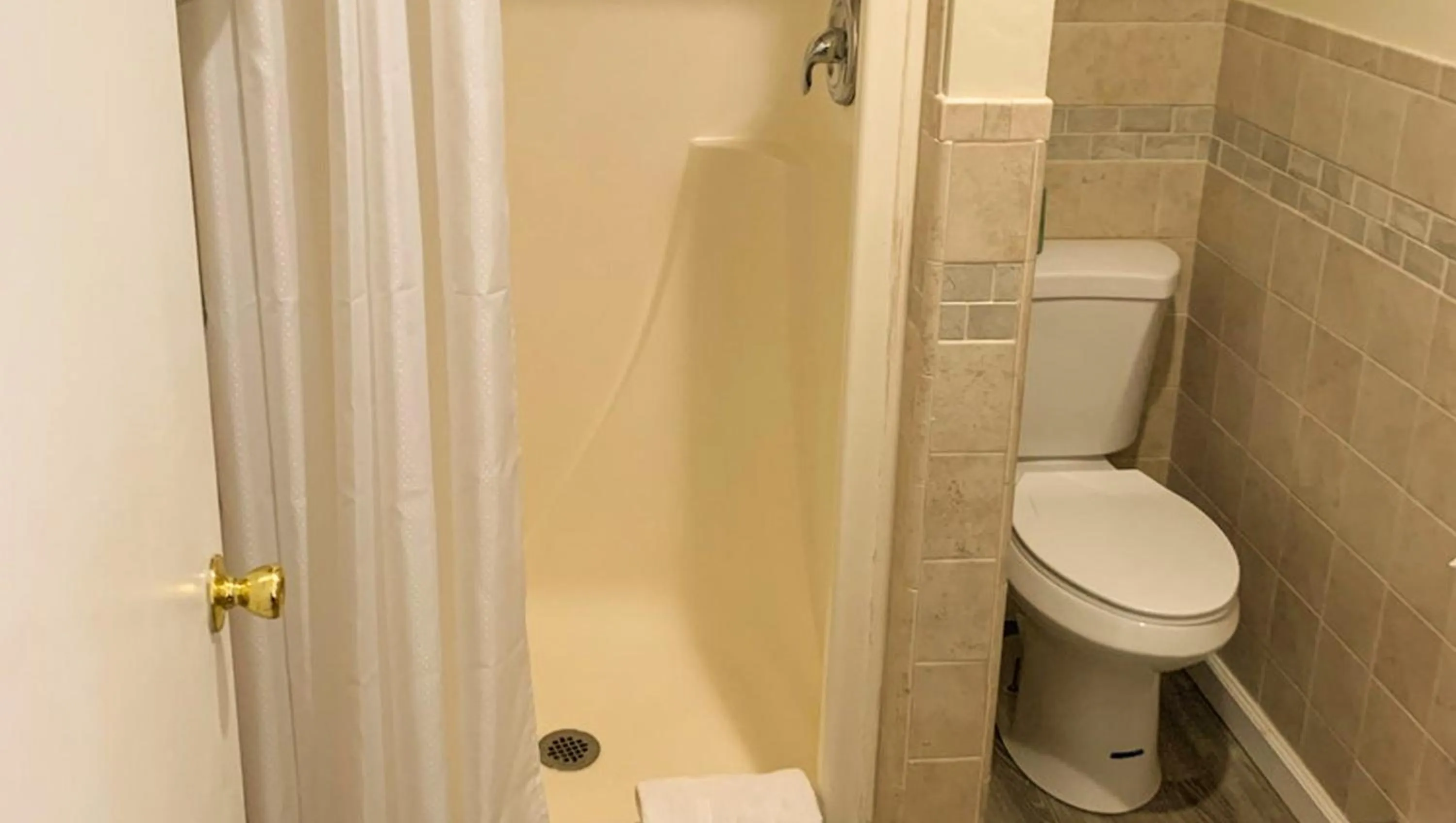 Bathroom in Hampton Motor Inn