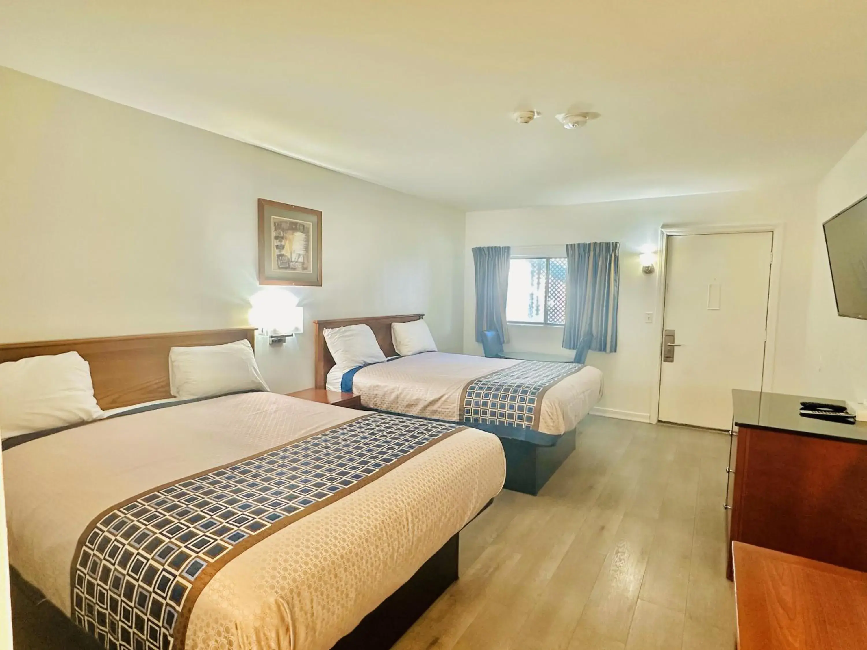 Communal lounge/ TV room, Bed in Hampton Motor Inn Communal lounge/ TV room, Bed in Hampton Motor Inn