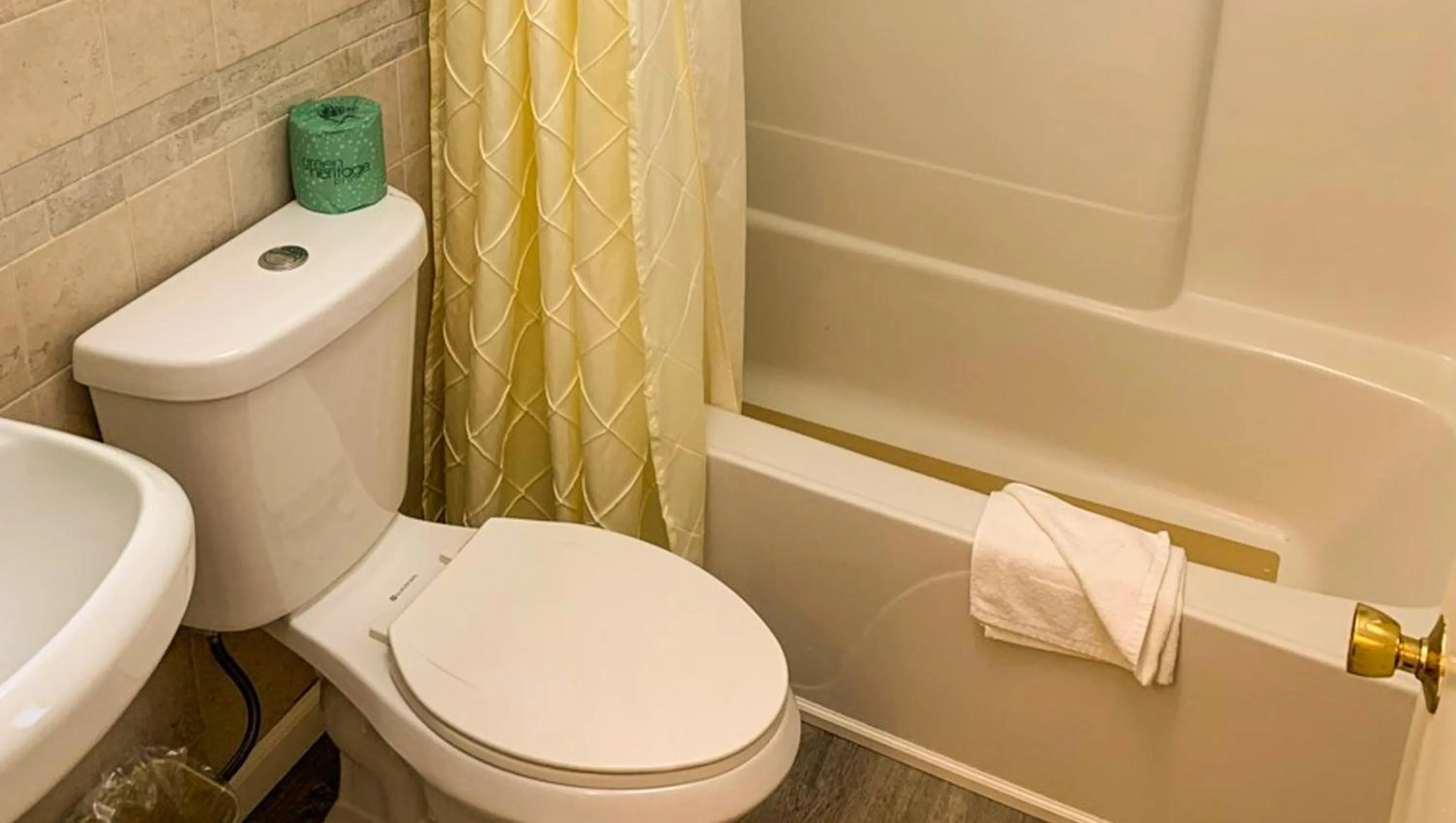 Bathroom in Hampton Motor Inn