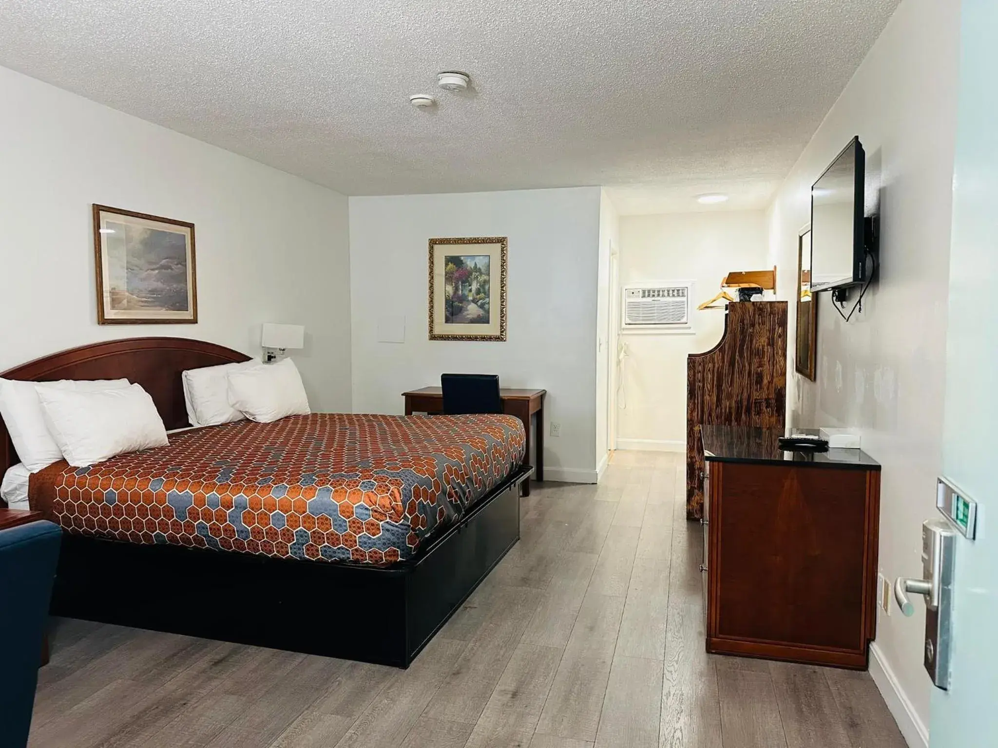 Bed in Hampton Motor Inn Bed in Hampton Motor Inn