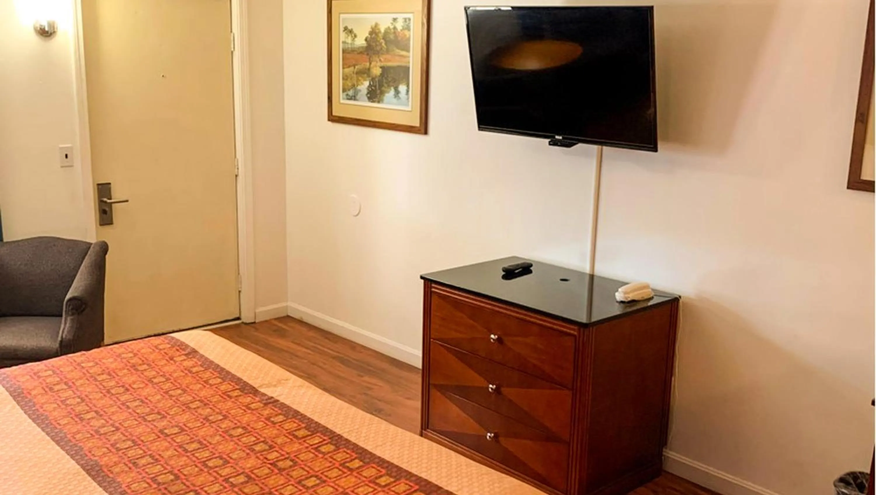 Bedroom in Hampton Motor Inn