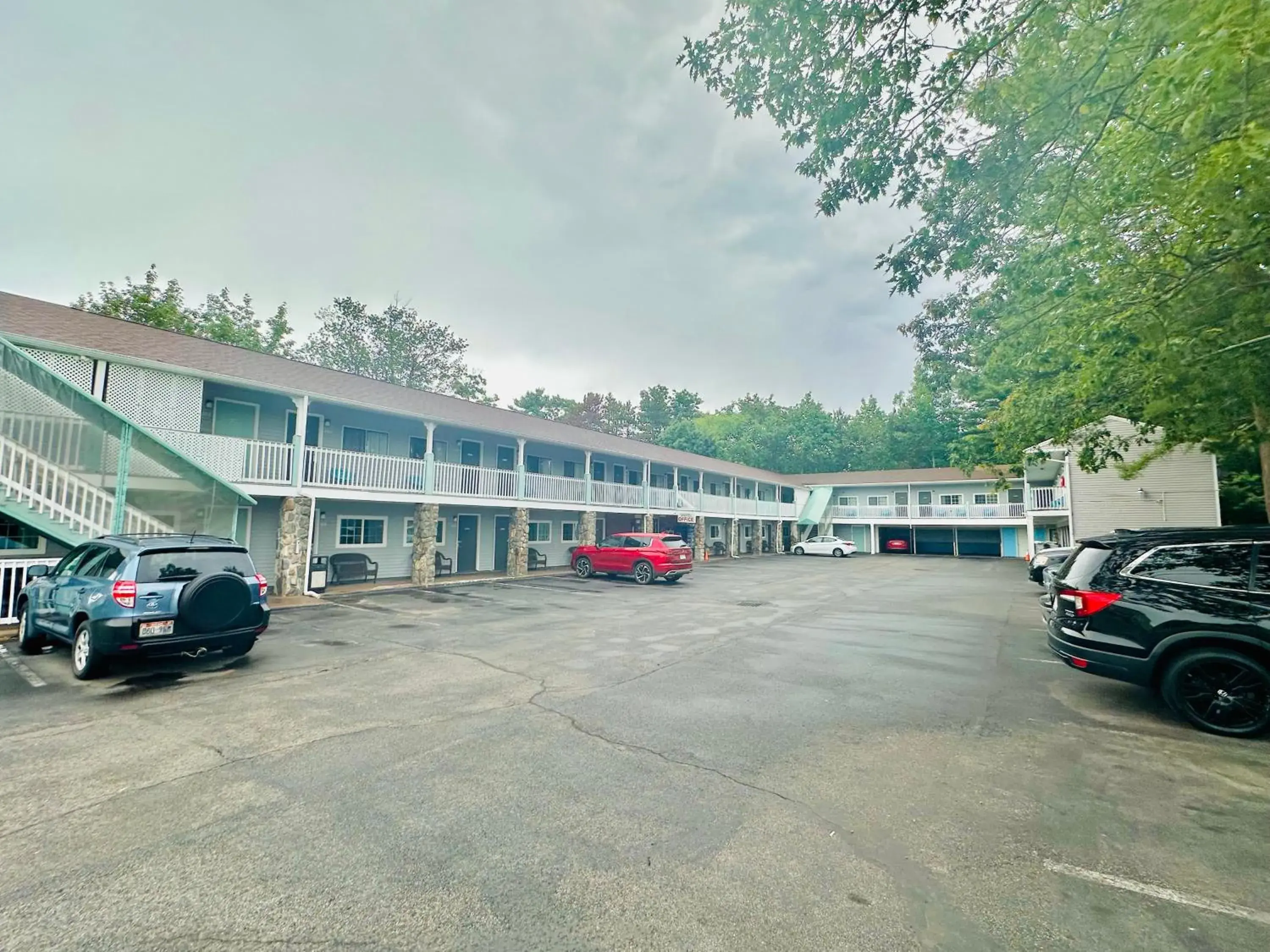 Property building in Hampton Motor Inn Property building in Hampton Motor Inn