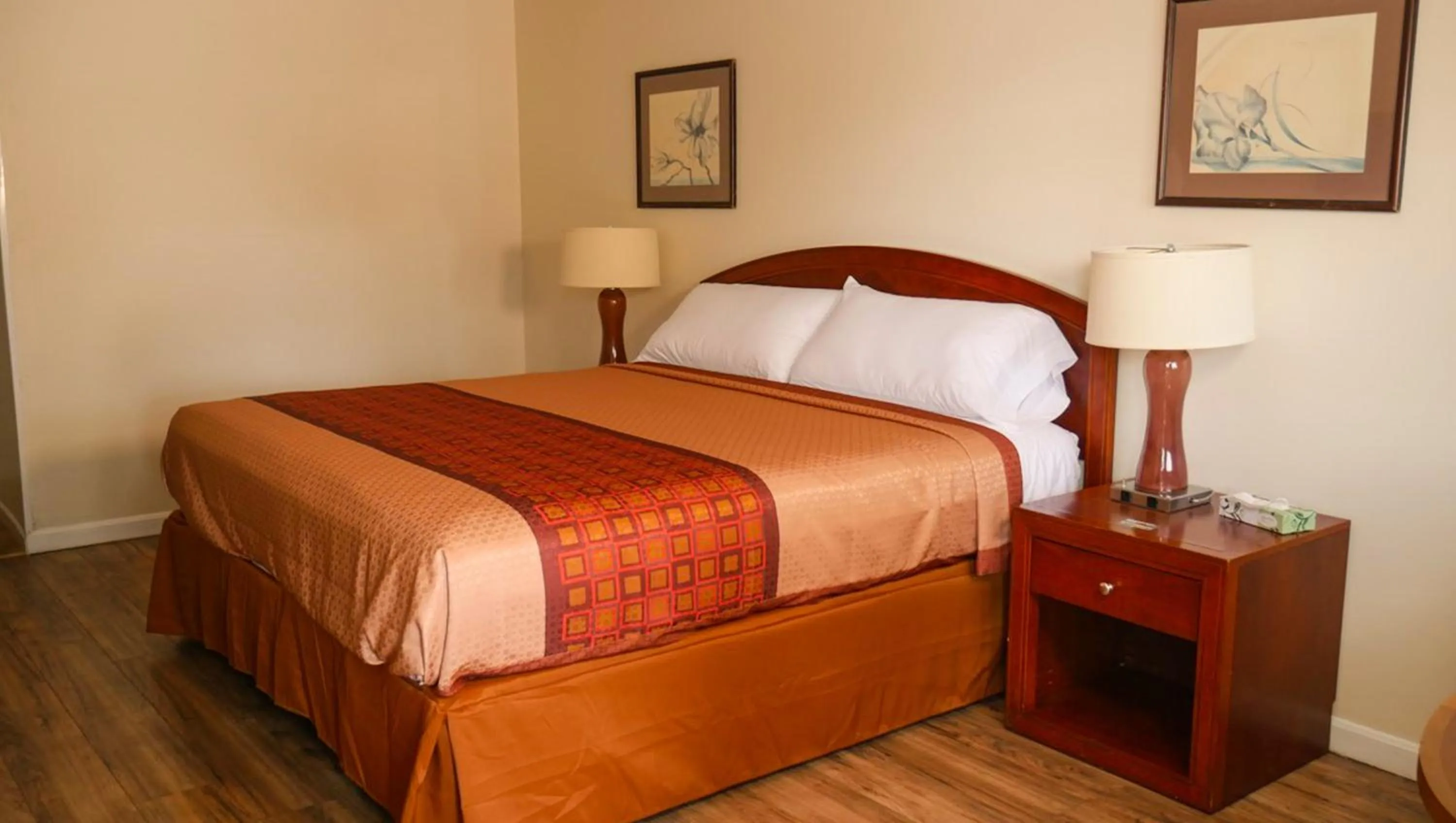 Bedroom, Bed in Hampton Motor Inn