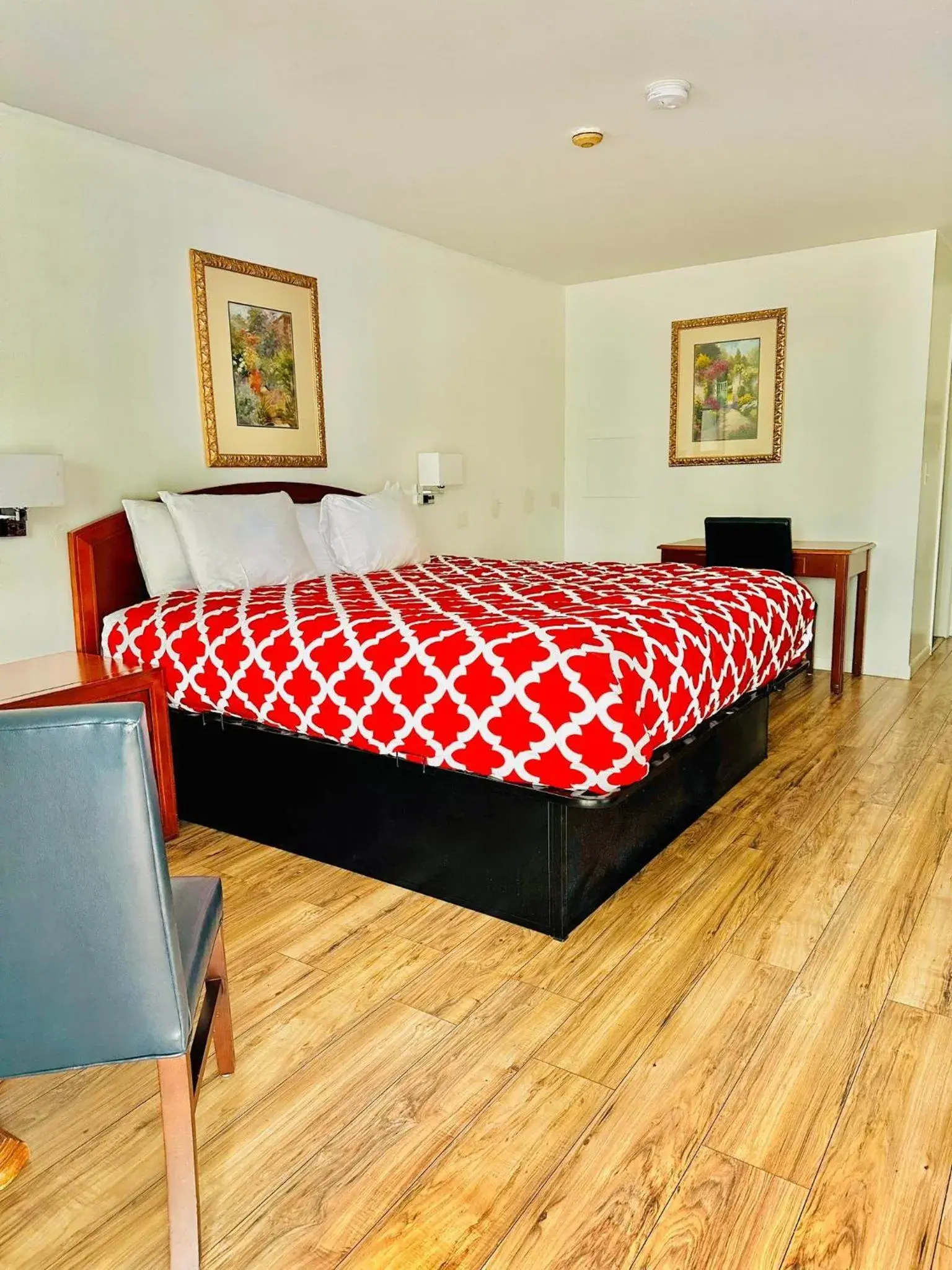 Bed in Hampton Motor Inn Bed in Hampton Motor Inn