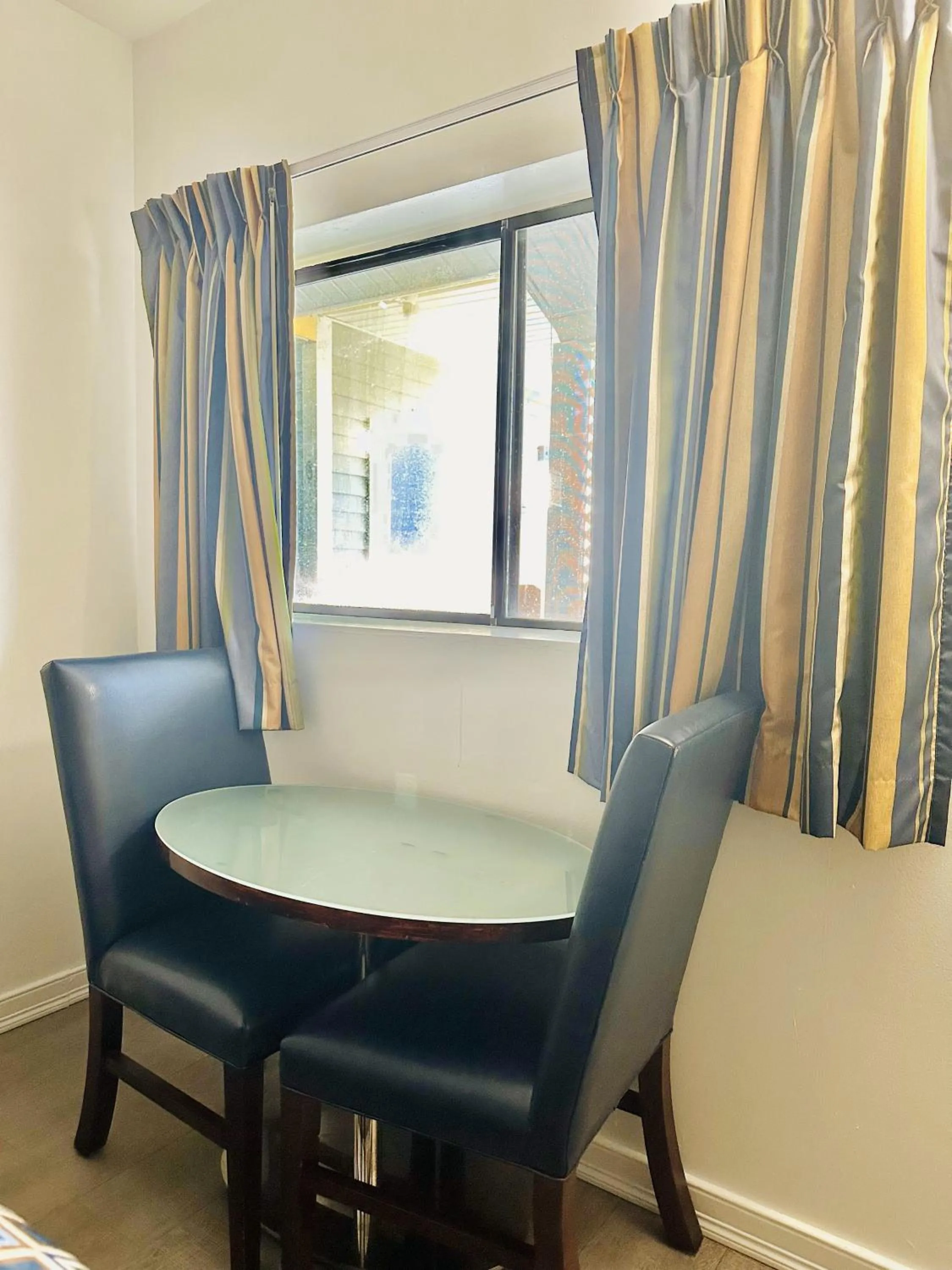 Seating area in Hampton Motor Inn