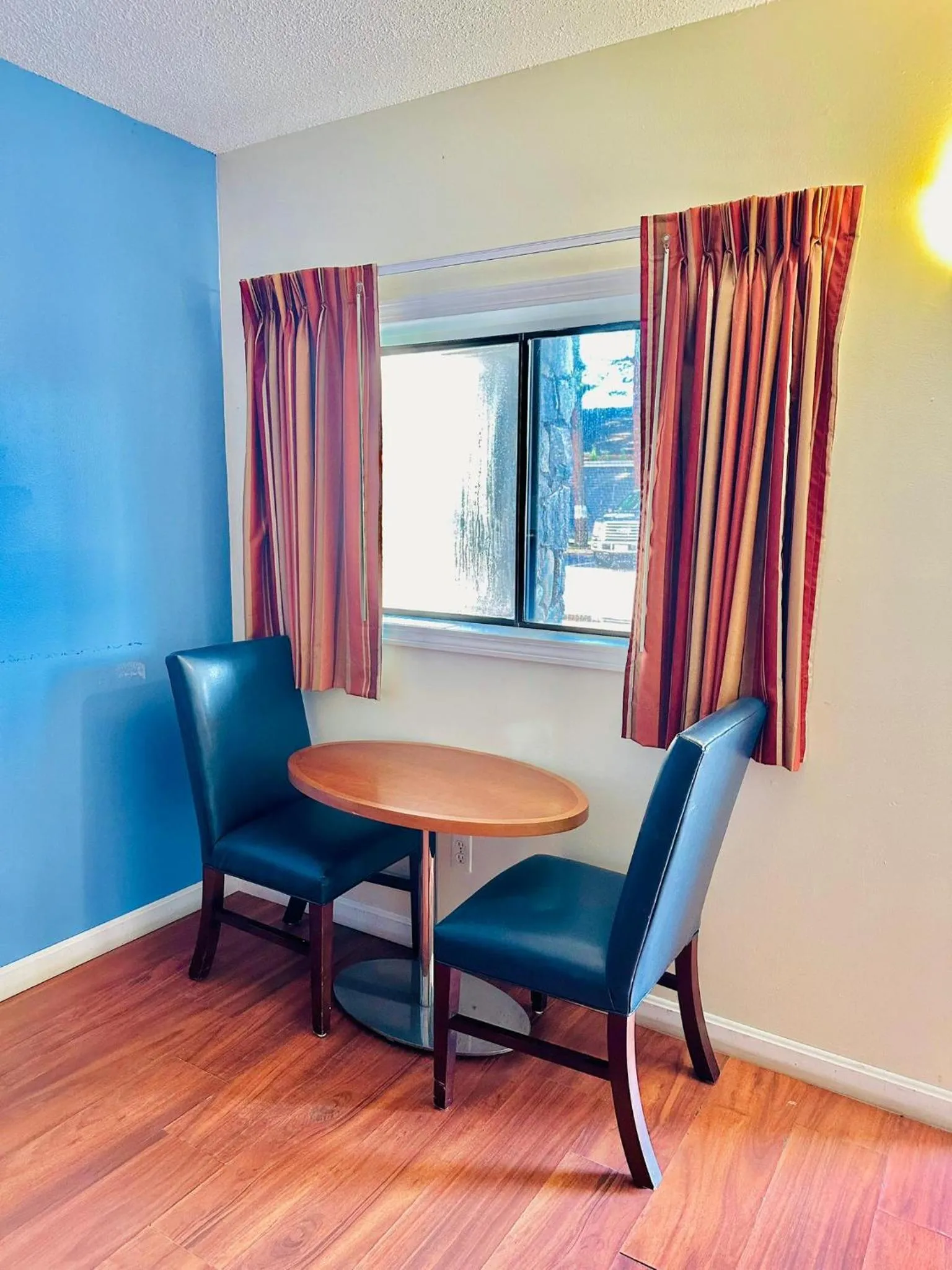 Seating area in Hampton Motor Inn