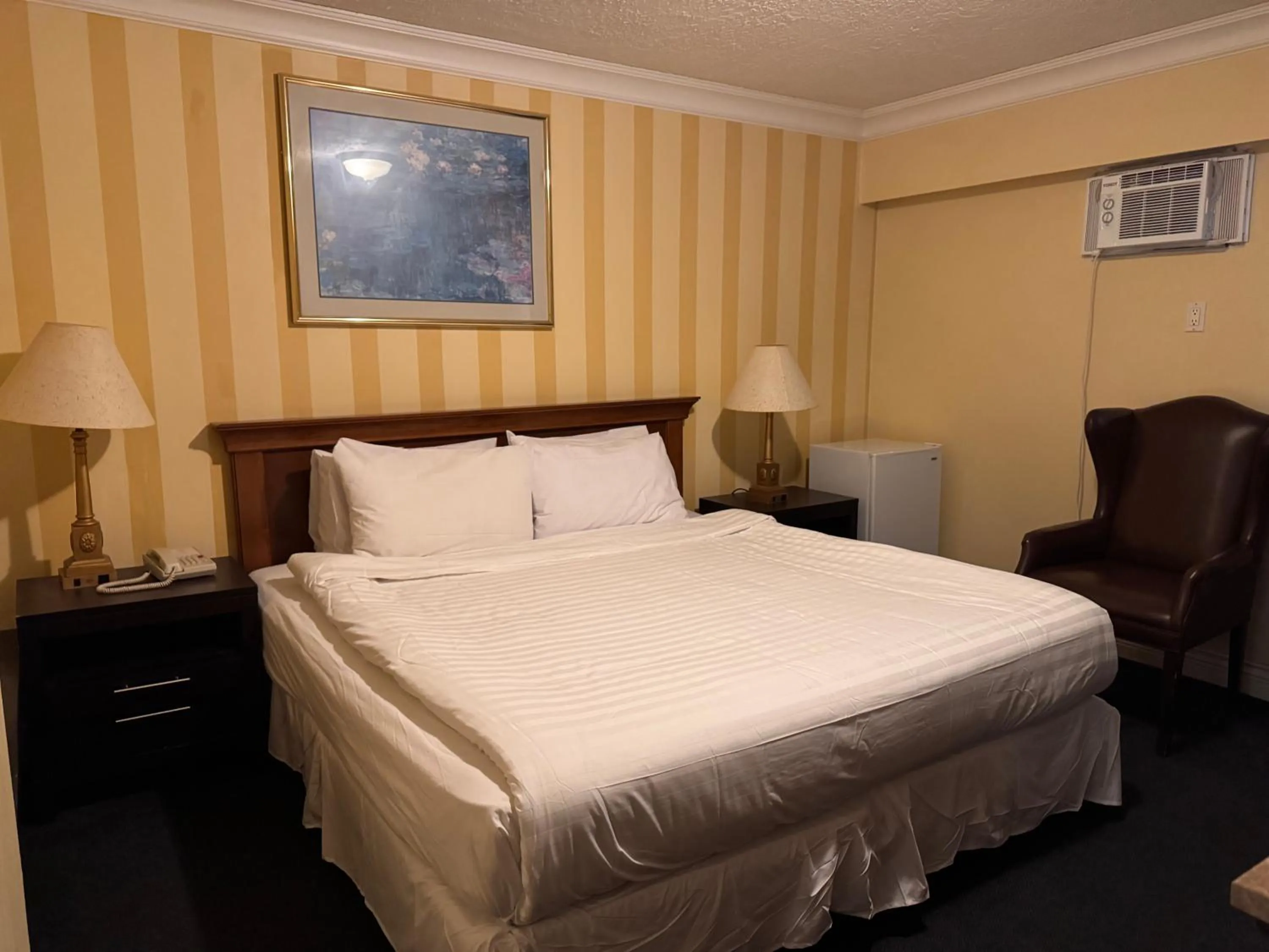 Bed in Island Travel Inn