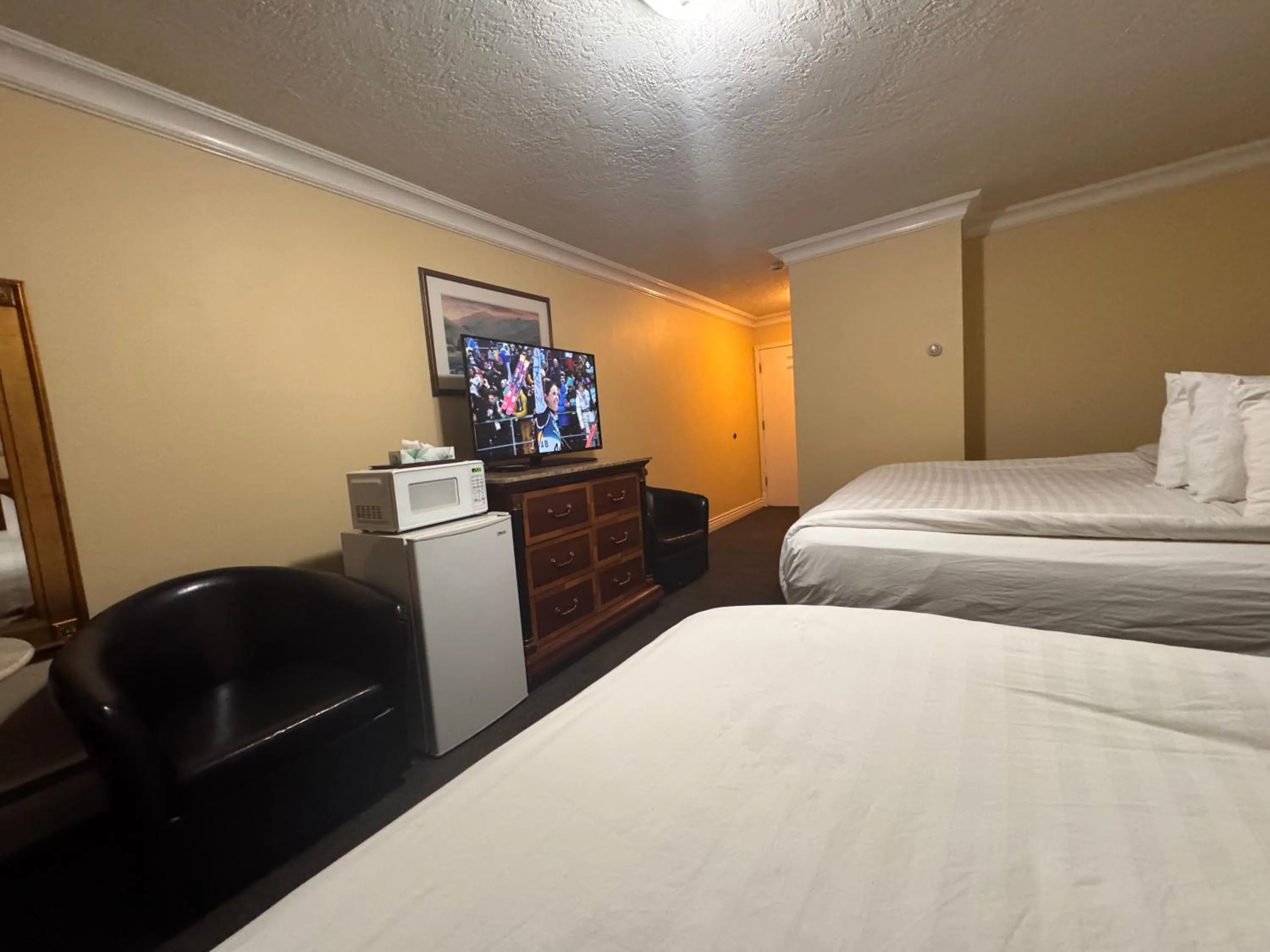 Bedroom, Bed in Island Travel Inn