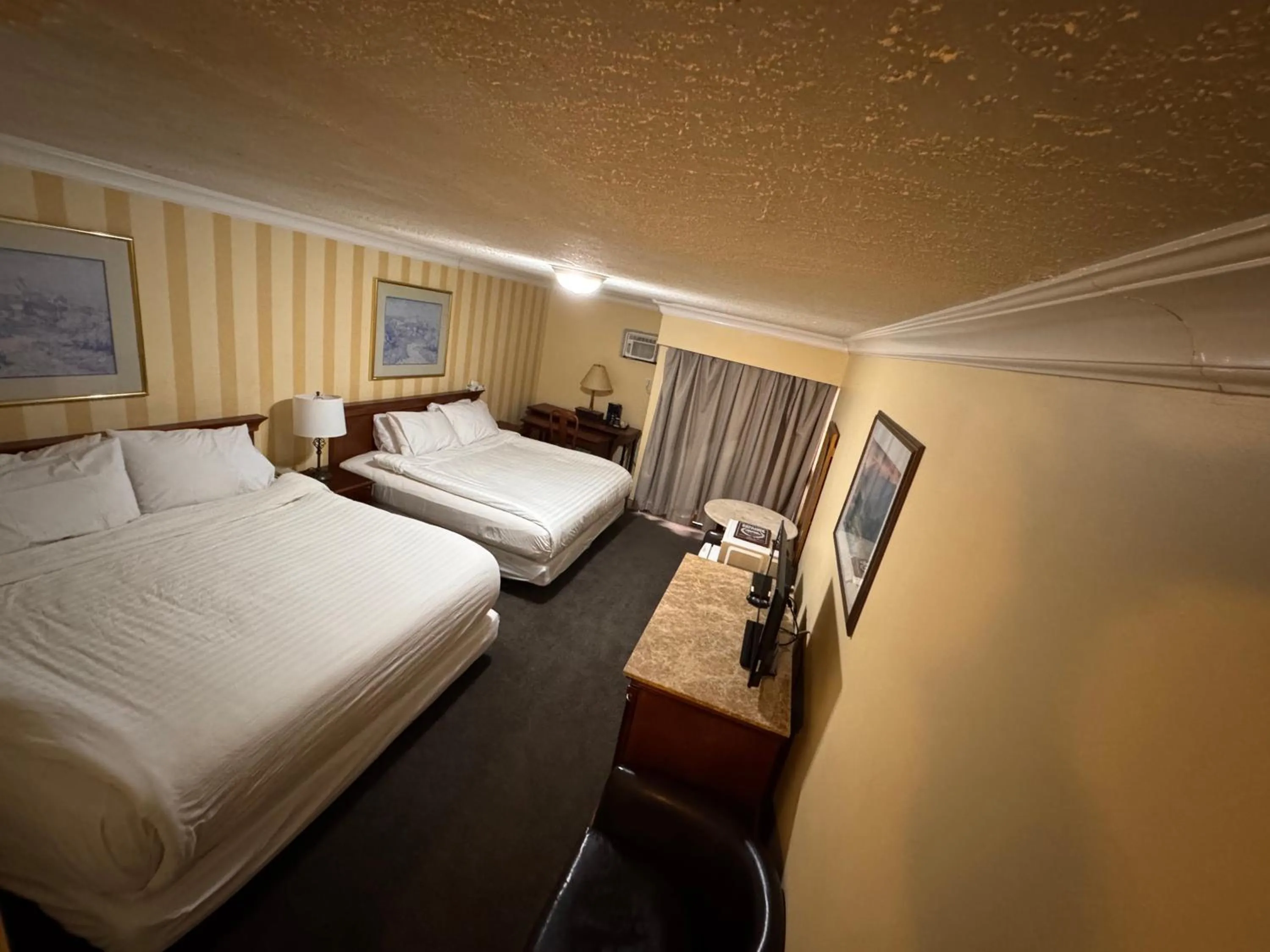 Photo of the whole room, Bed in Island Travel Inn