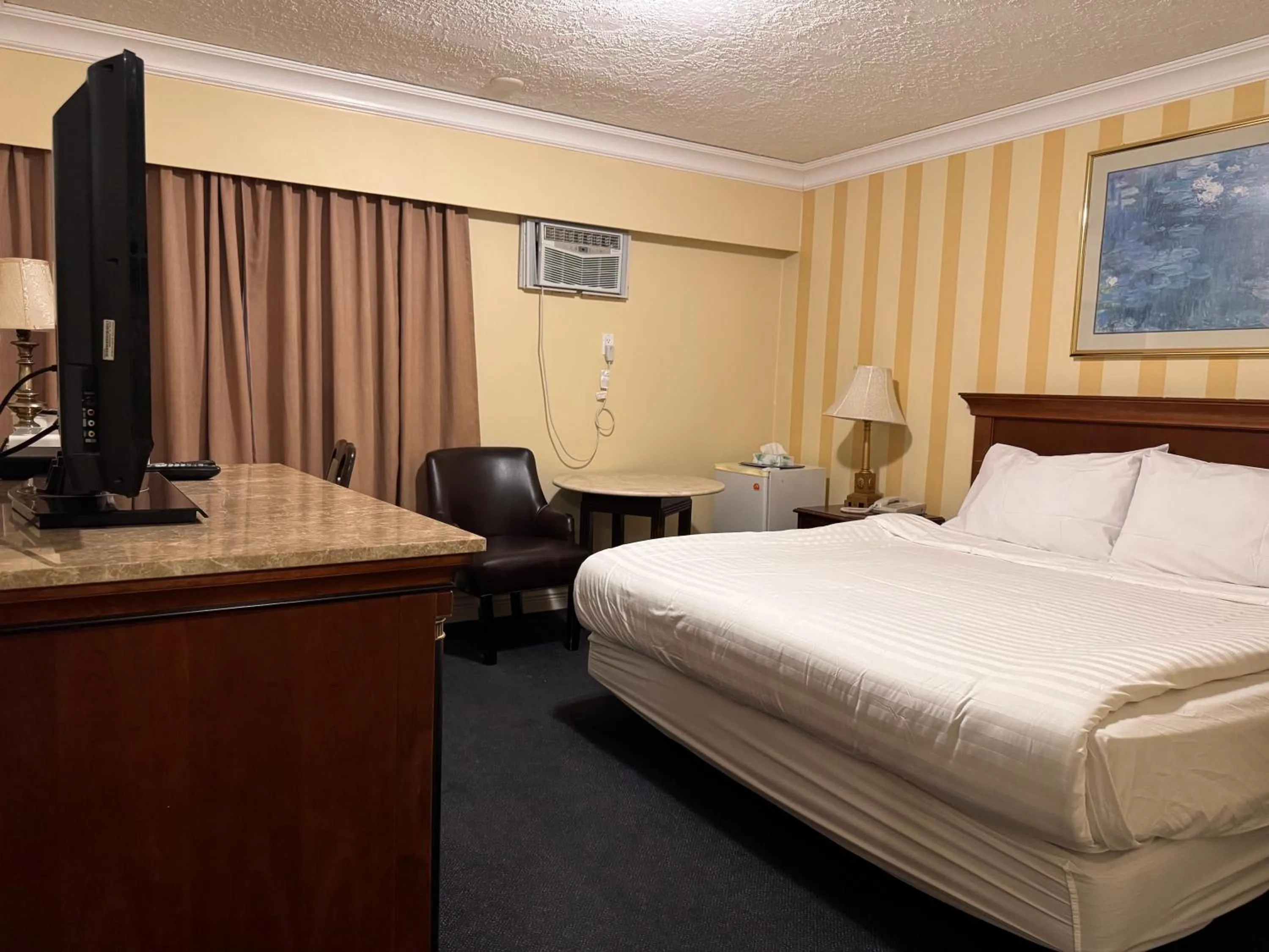 Bedroom, Bed in Island Travel Inn